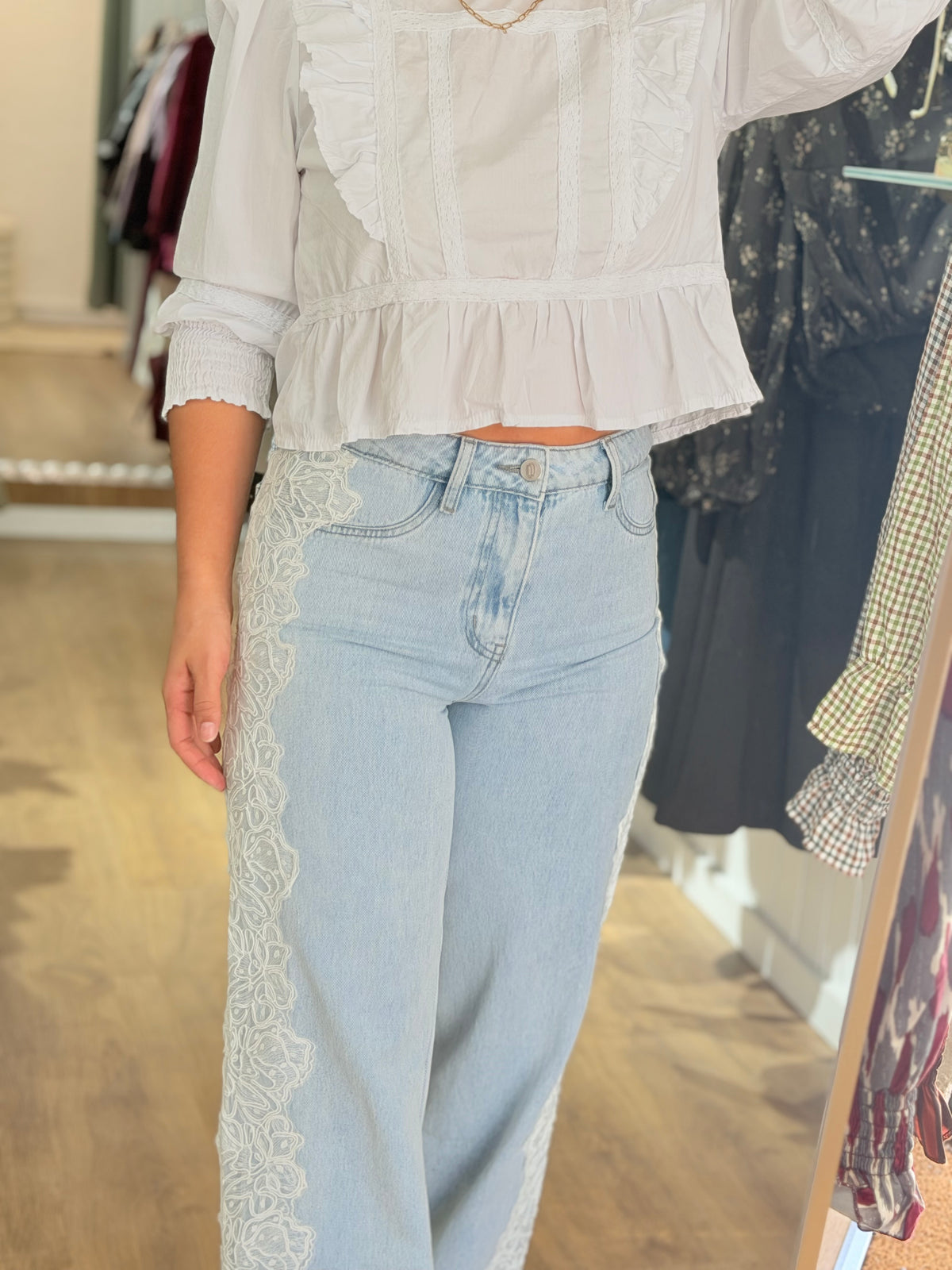 JEANS FLORA COM RENDA