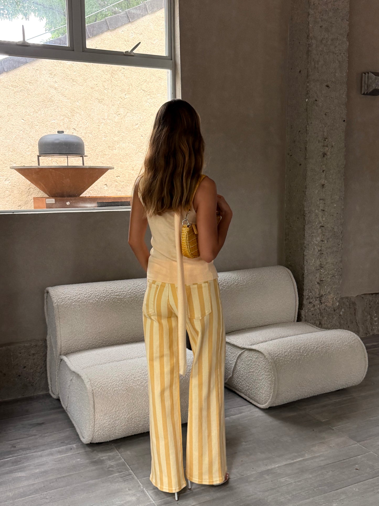 CALÇA RISCAS AMARELAS
