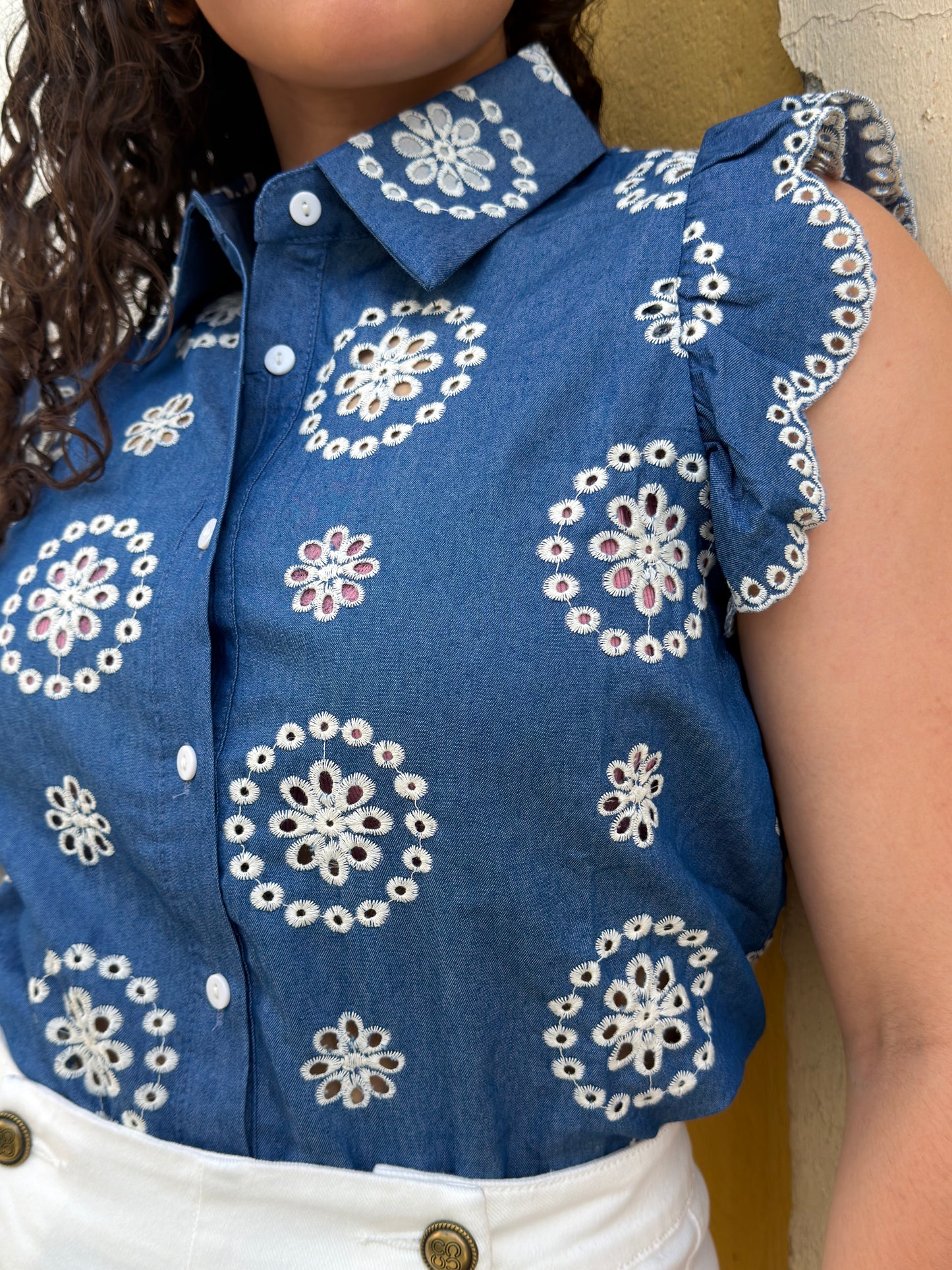 CAMISA AZUL COM BORDADOS