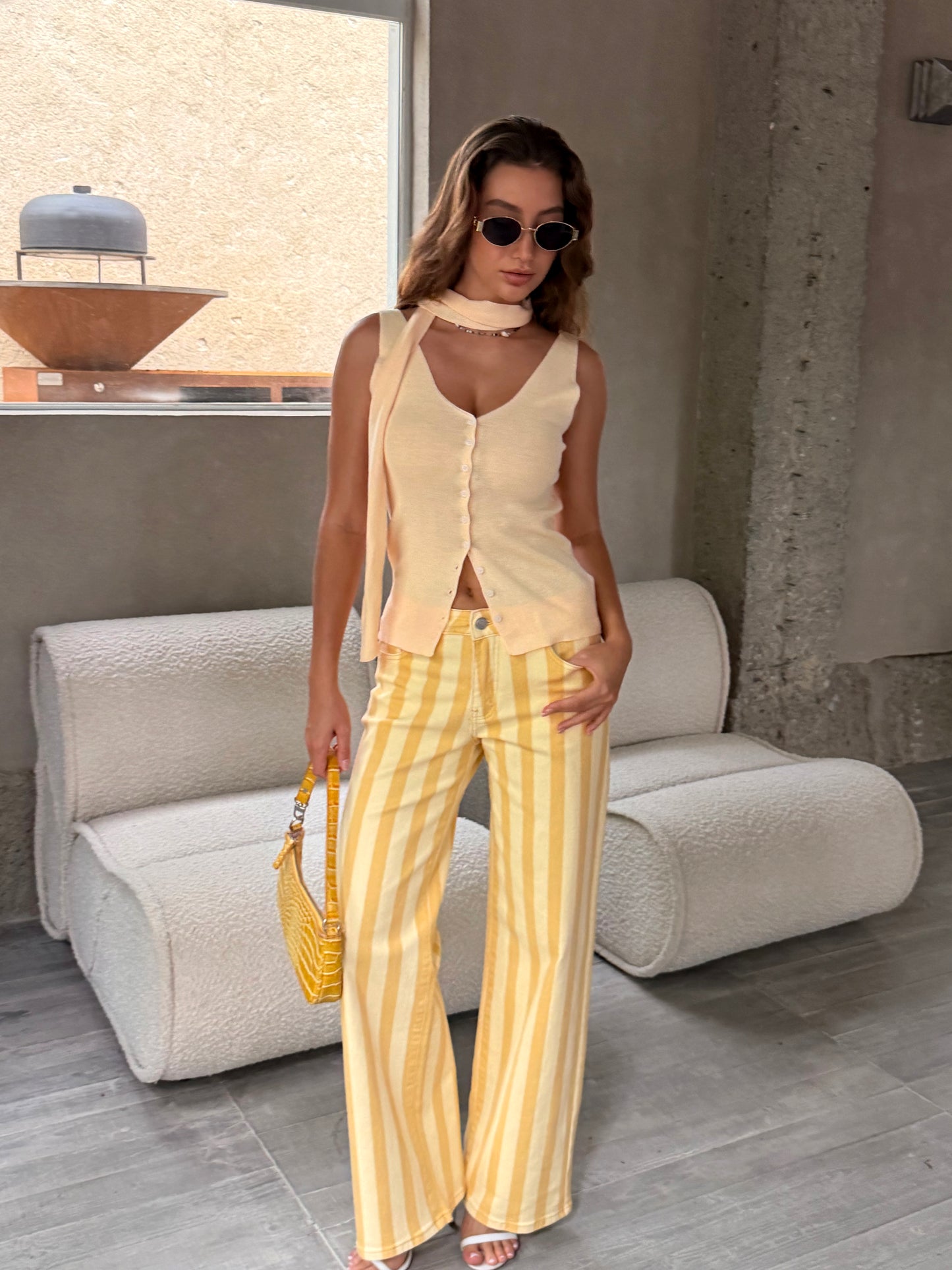 CALÇA RISCAS AMARELAS