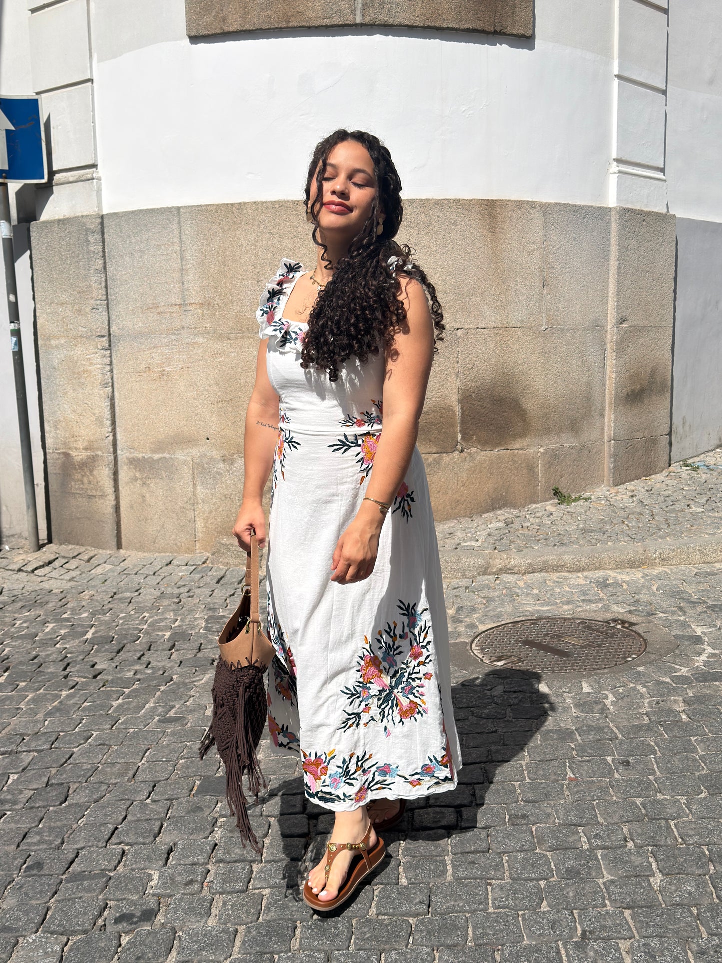 VESTIDO BRANCO COM BORDADOS