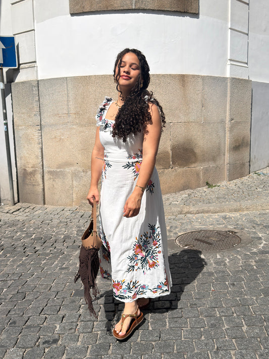 VESTIDO BRANCO COM BORDADOS