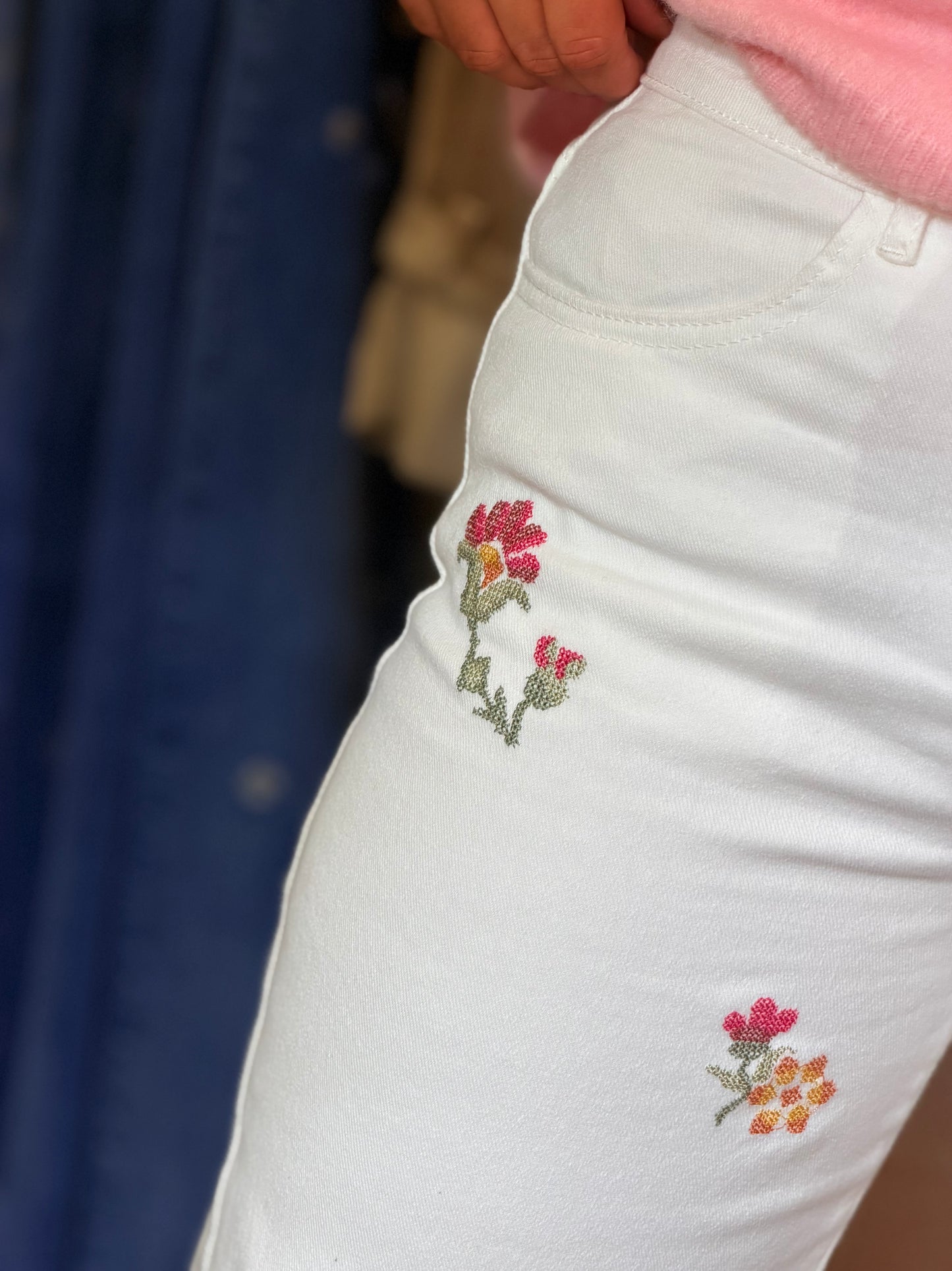 CALÇA BRANCA COM BORDADOS