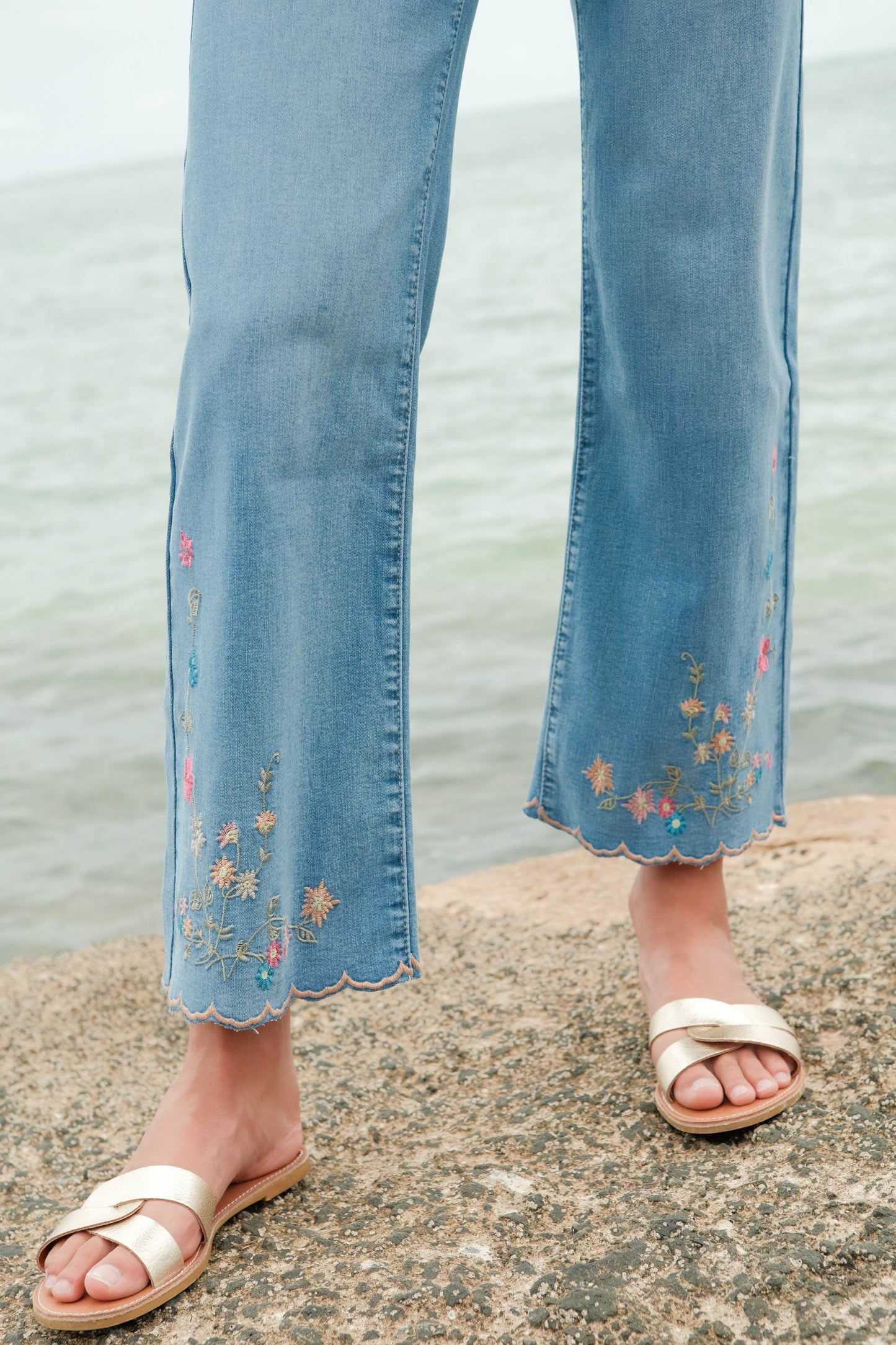 JEANS BORDADOS FLORAIS
