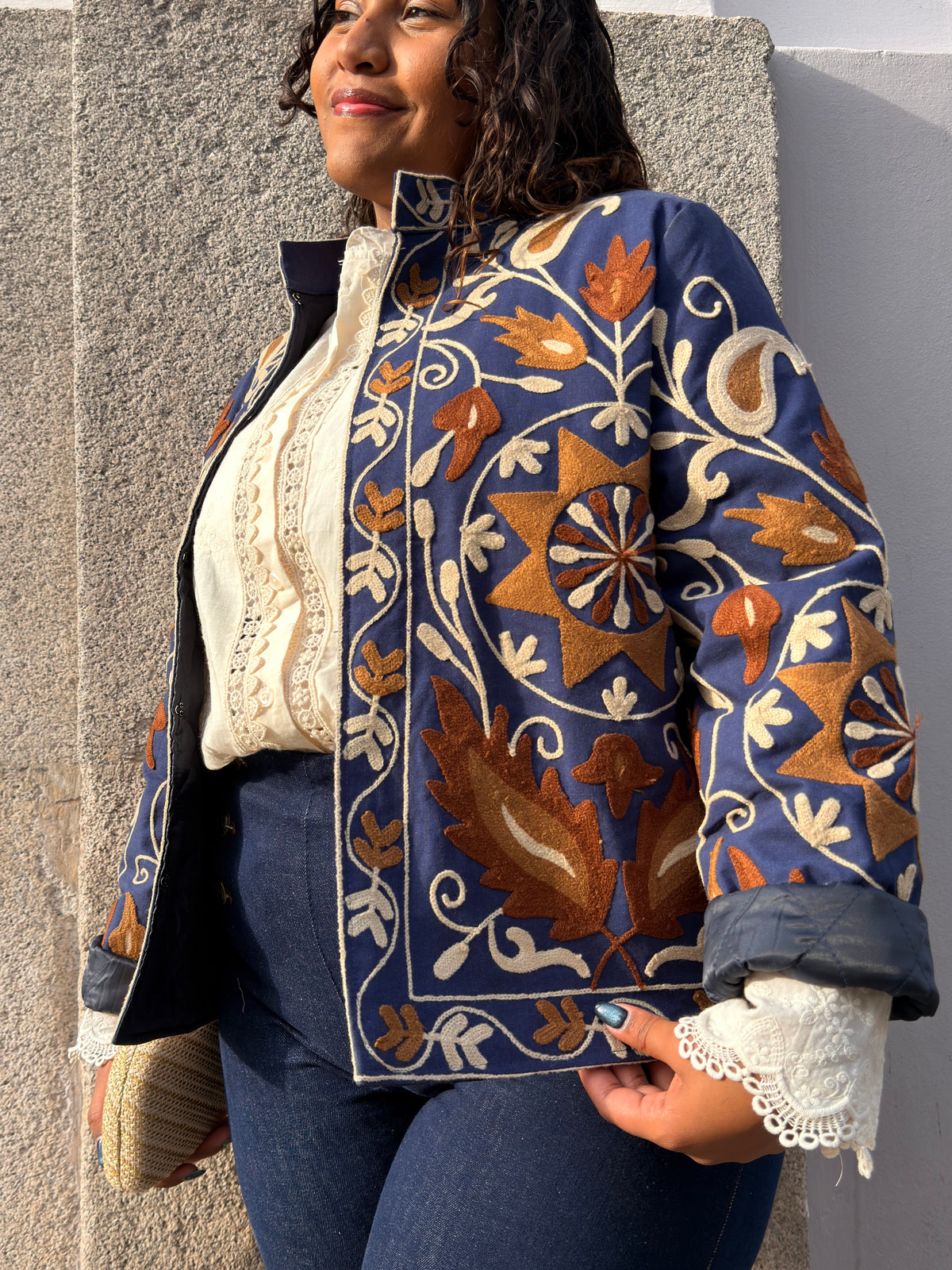 CASACO AZUL COM BORDADOS