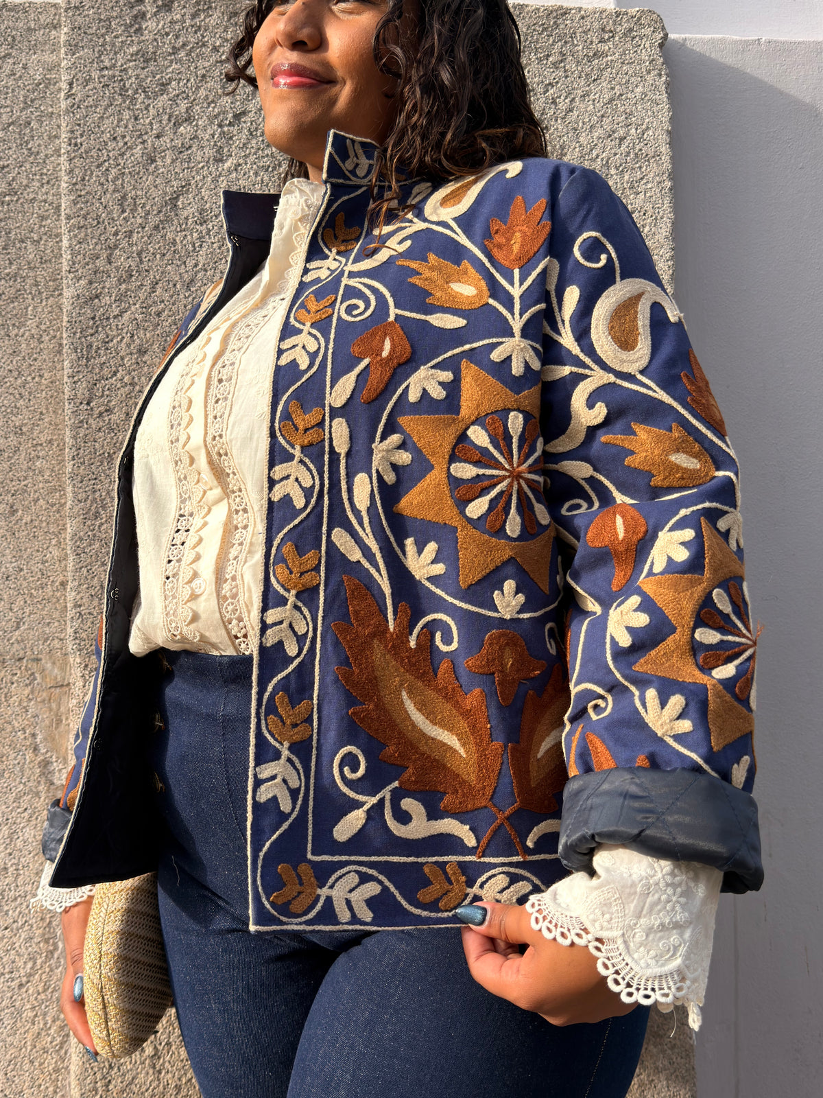 CASACO AZUL COM BORDADOS