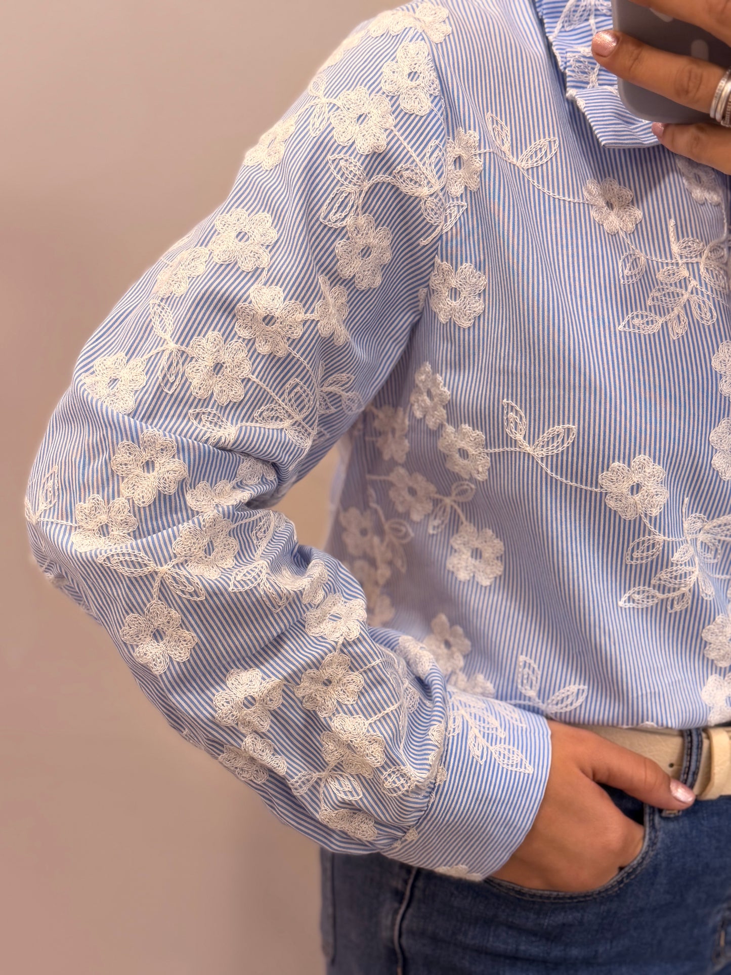 CAMISA RISCAS COM FLORES BORDADAS