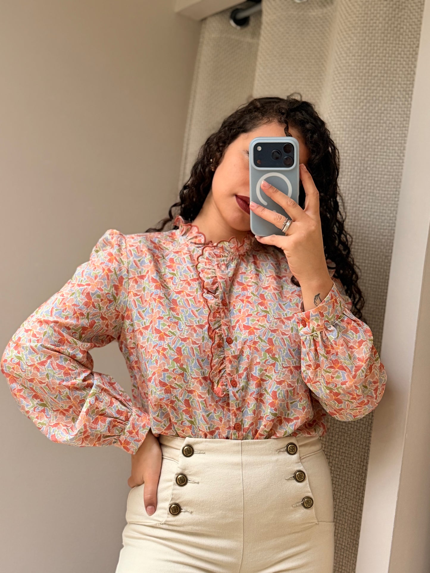 CAMISA FLORAL COM FOLHOS