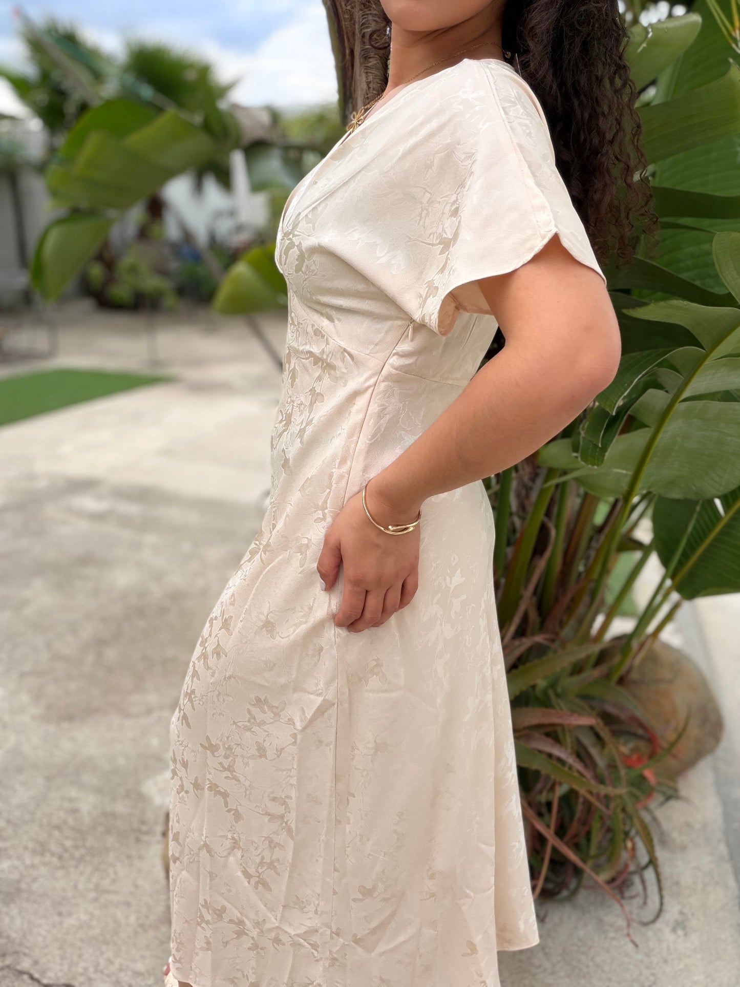 VESTIDO ACETINADO TEXTURA FLORAL