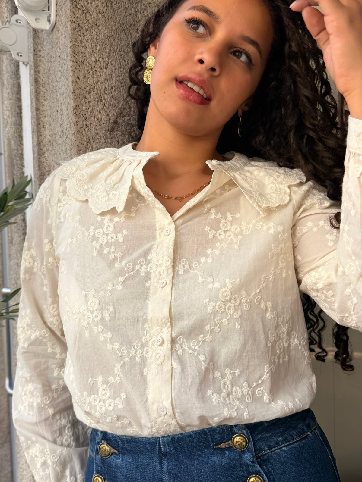 CAMISA BEGE BORDADA C GOLA