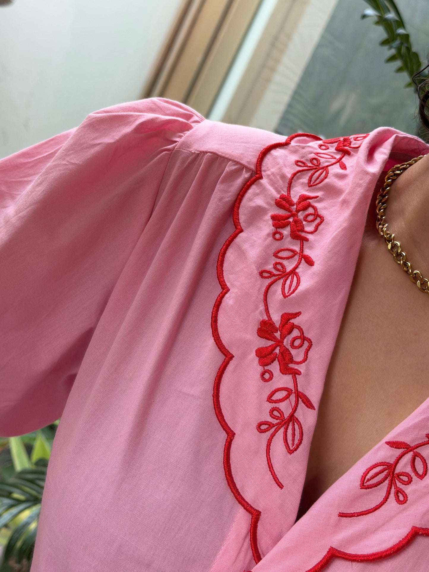 CAMISA COM GOLA BORDADA
