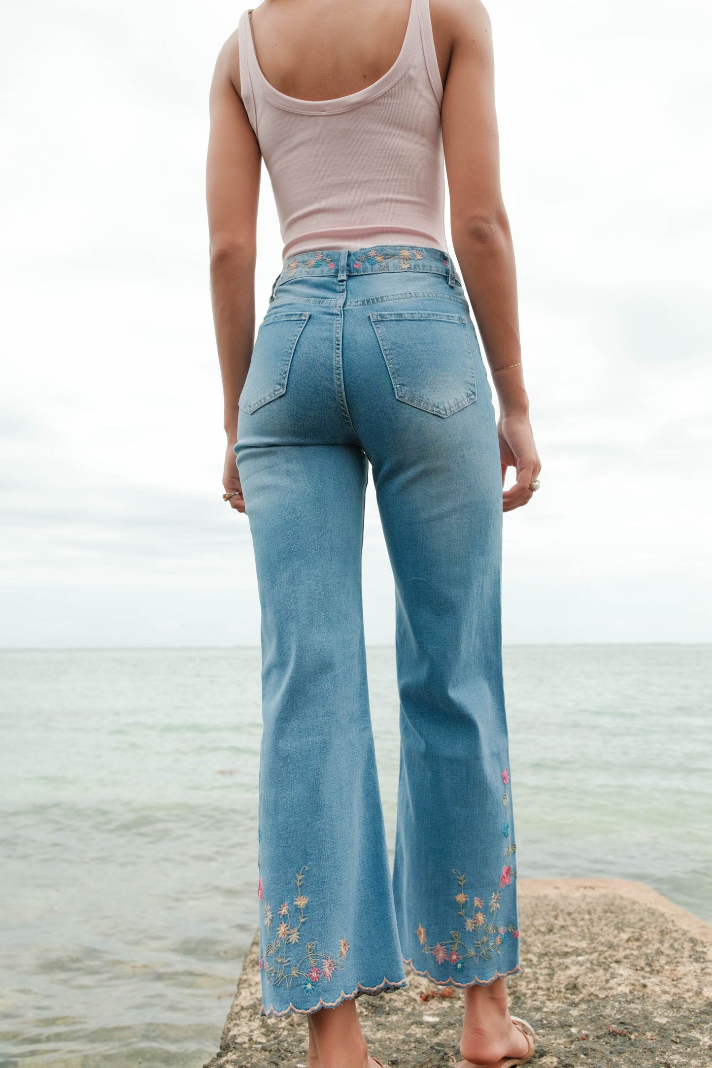 JEANS BORDADOS FLORAIS