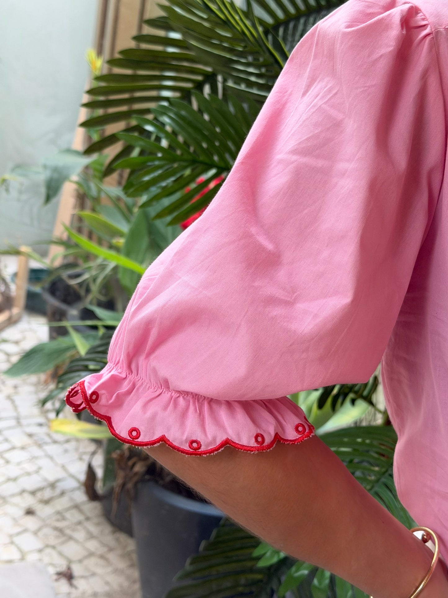 CAMISA COM GOLA BORDADA