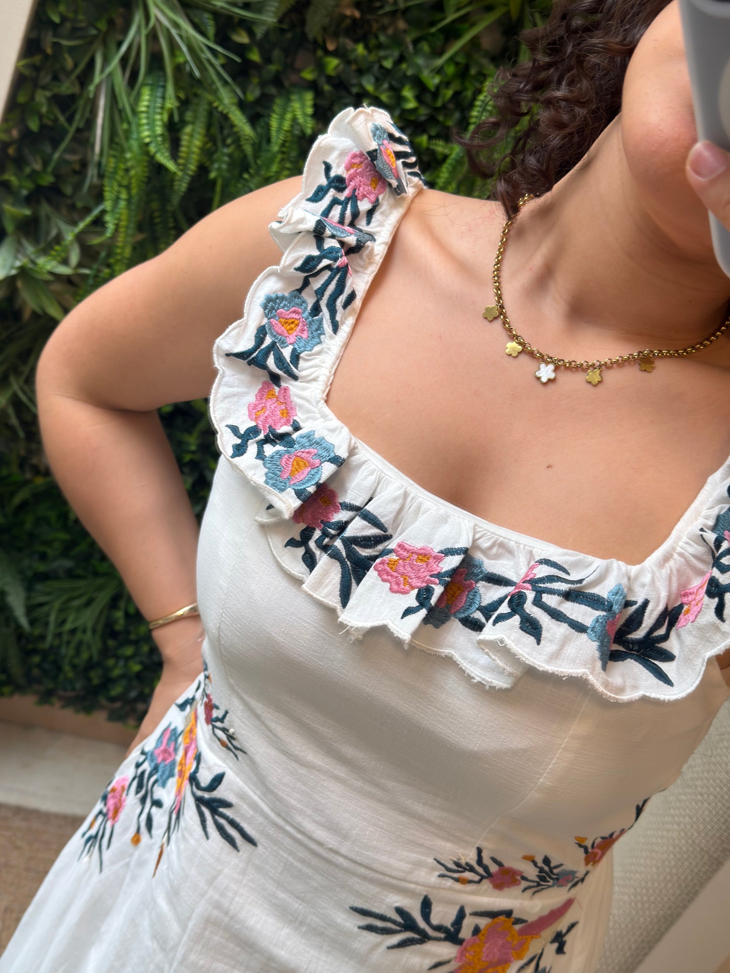 VESTIDO BRANCO COM BORDADOS