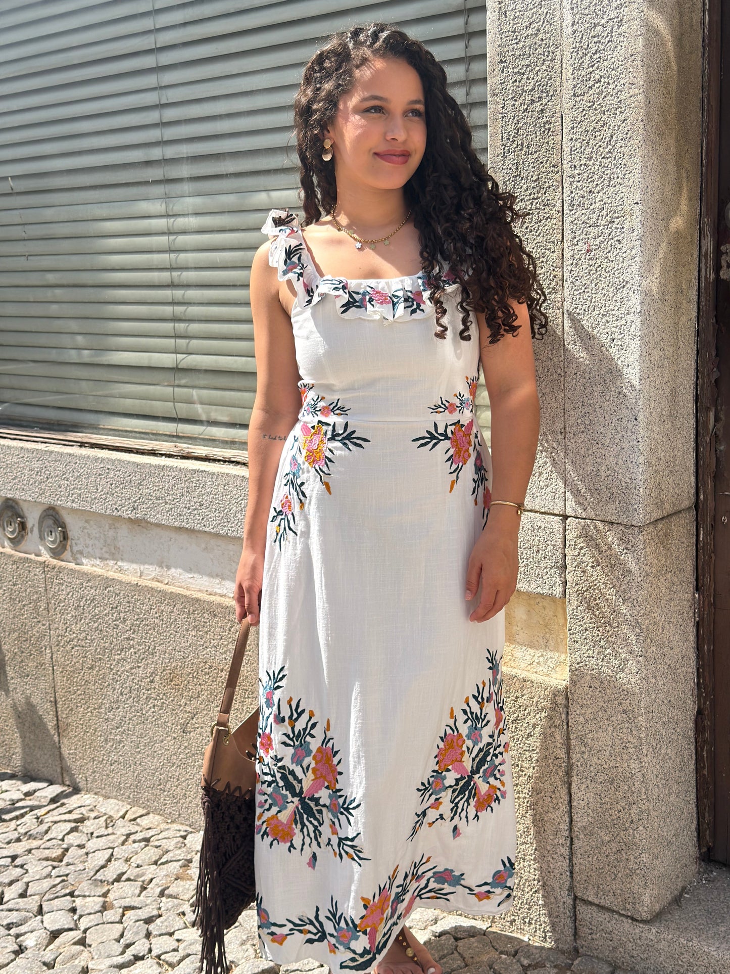 VESTIDO BRANCO COM BORDADOS