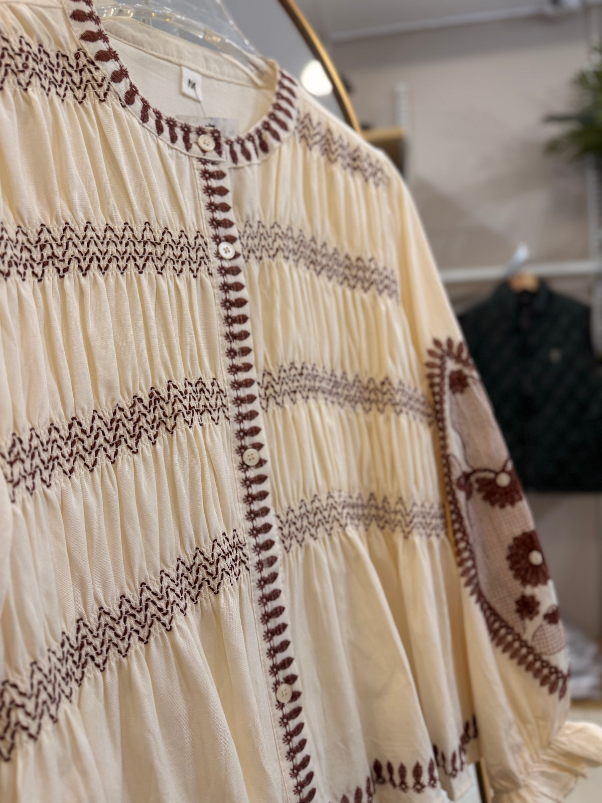 CAMISA FRANZIDA C BORDADOS