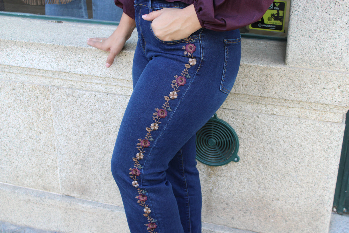 CALÇA DE GANGA COM BORDADOS