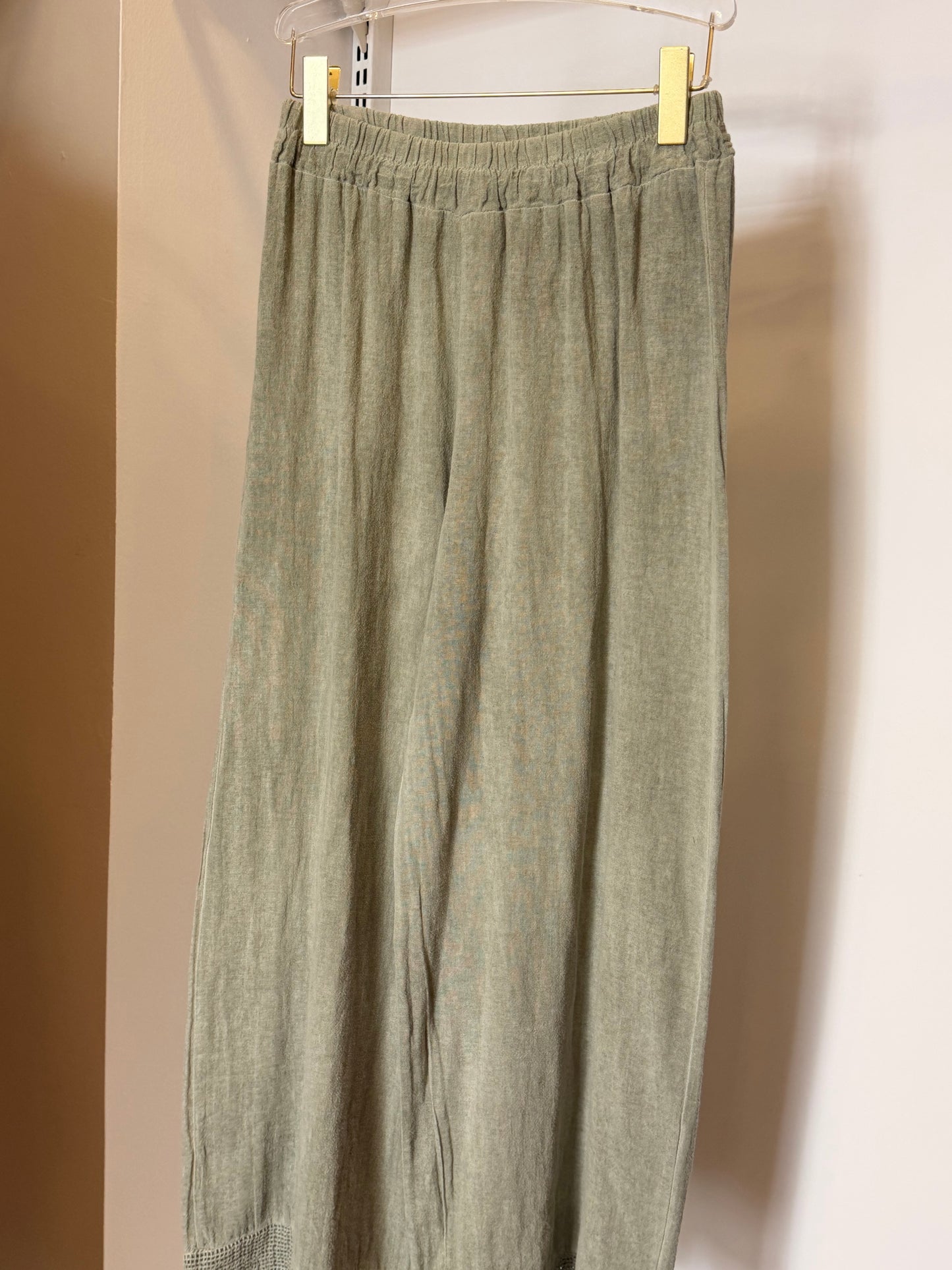 CALÇA FLUIDA COM RENDADO