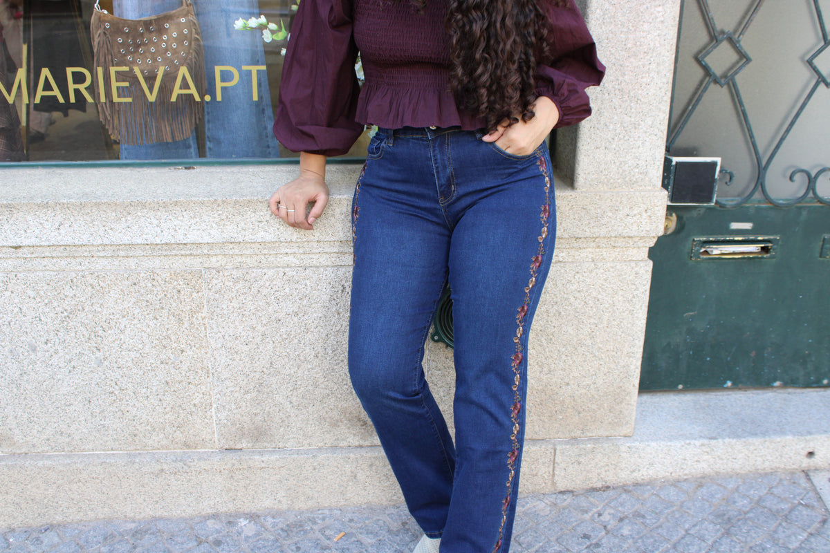 CALÇA DE GANGA COM BORDADOS