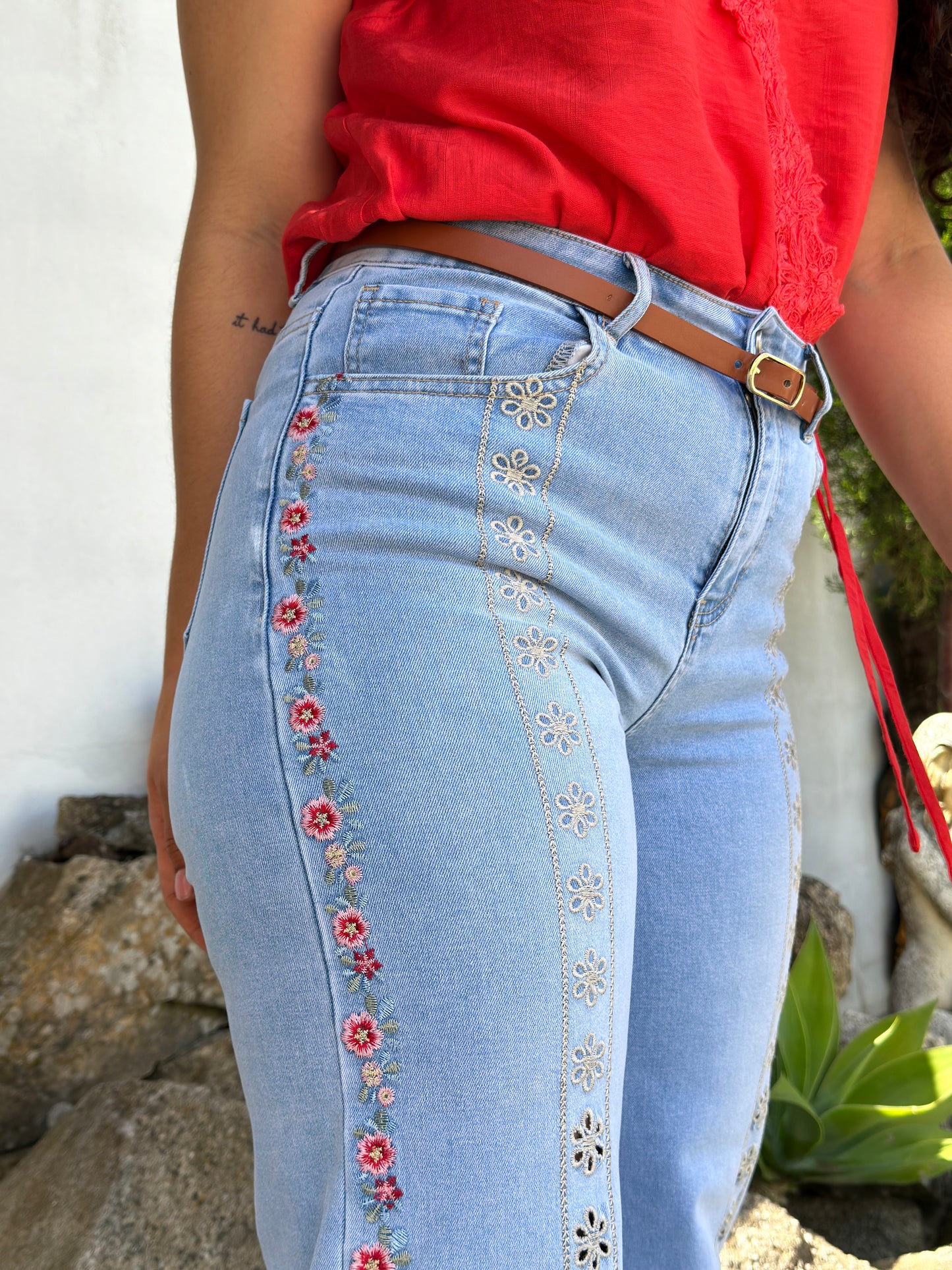 JEANS FLORINHAS BORDADA ROSA