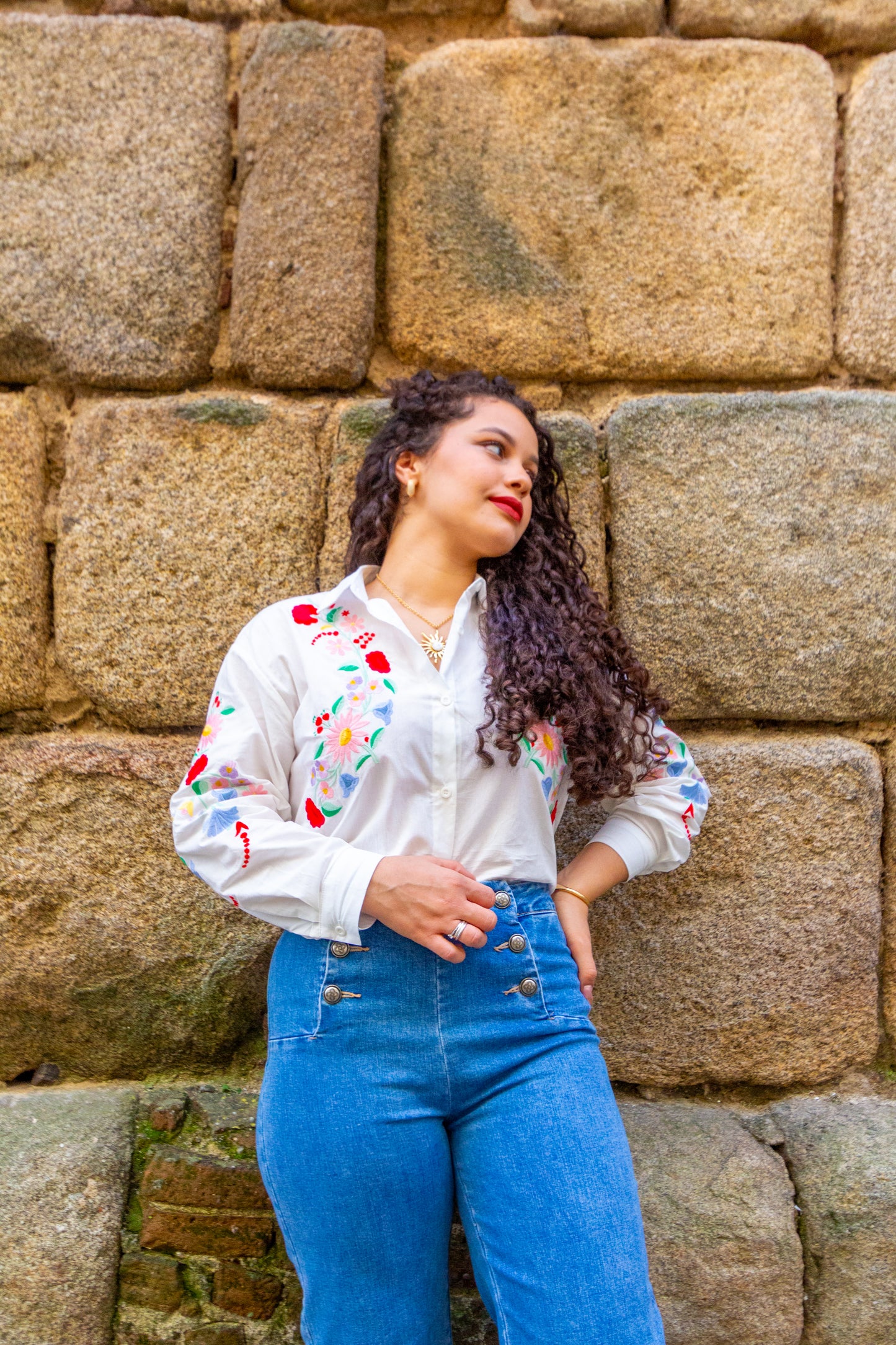 CAMISA BRANCA COM BORDADOS