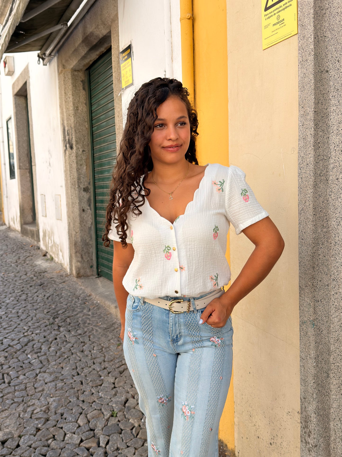 CAMISA FLORES BORDADAS