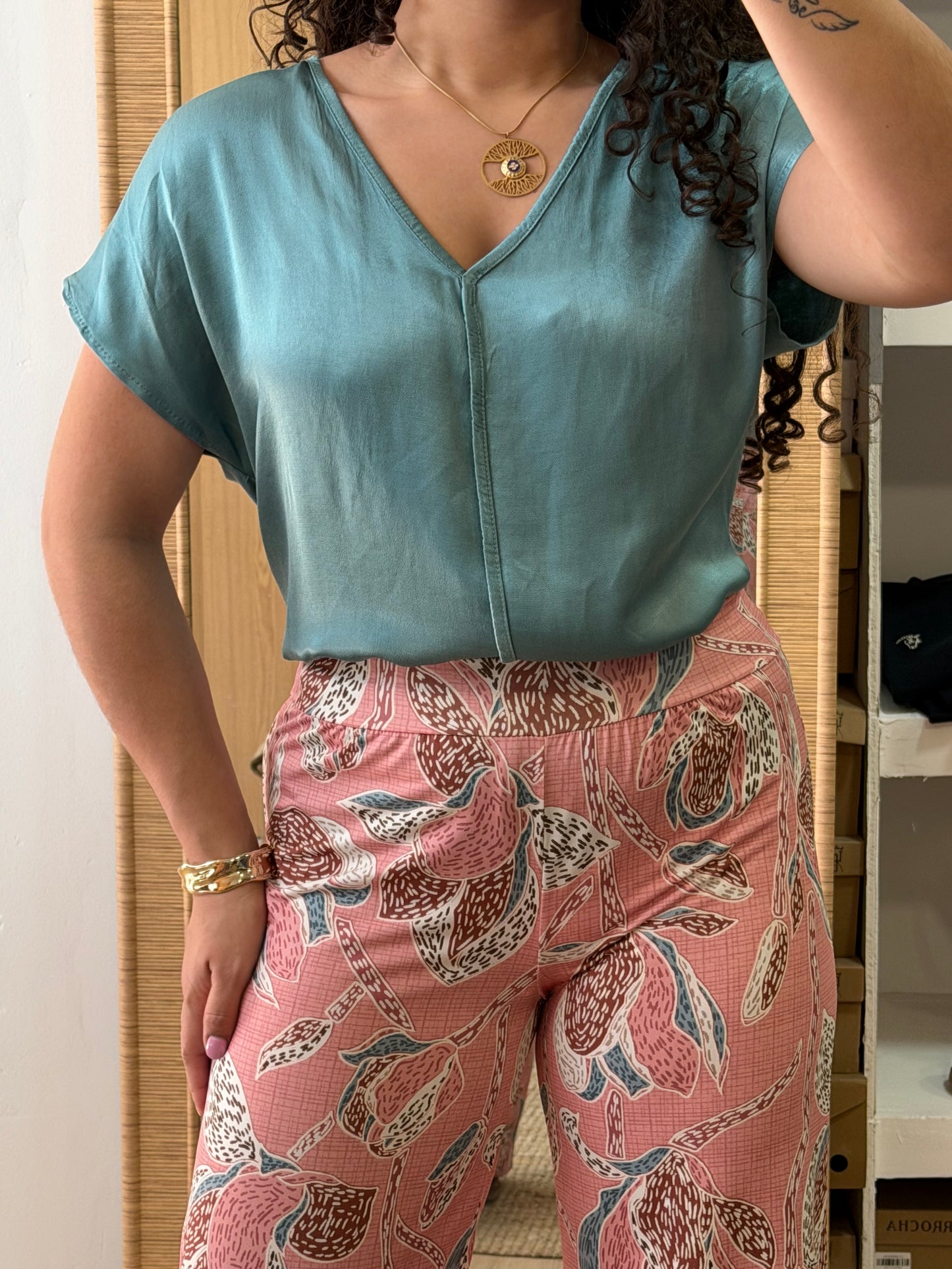 BLUSA ACETINADA EM V