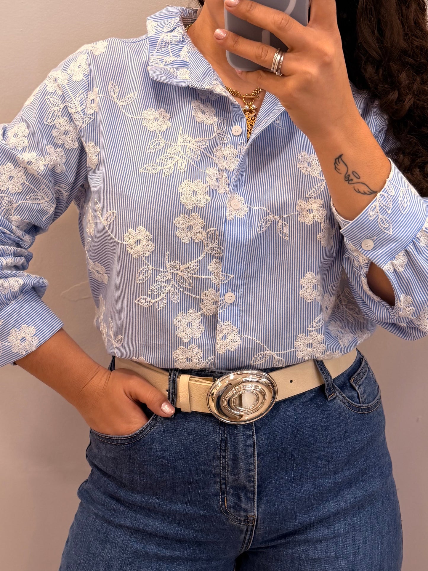 CAMISA RISCAS COM FLORES BORDADAS
