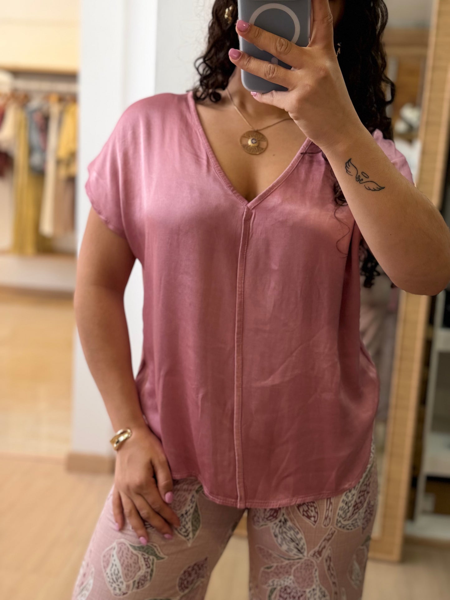 BLUSA ACETINADA EM V