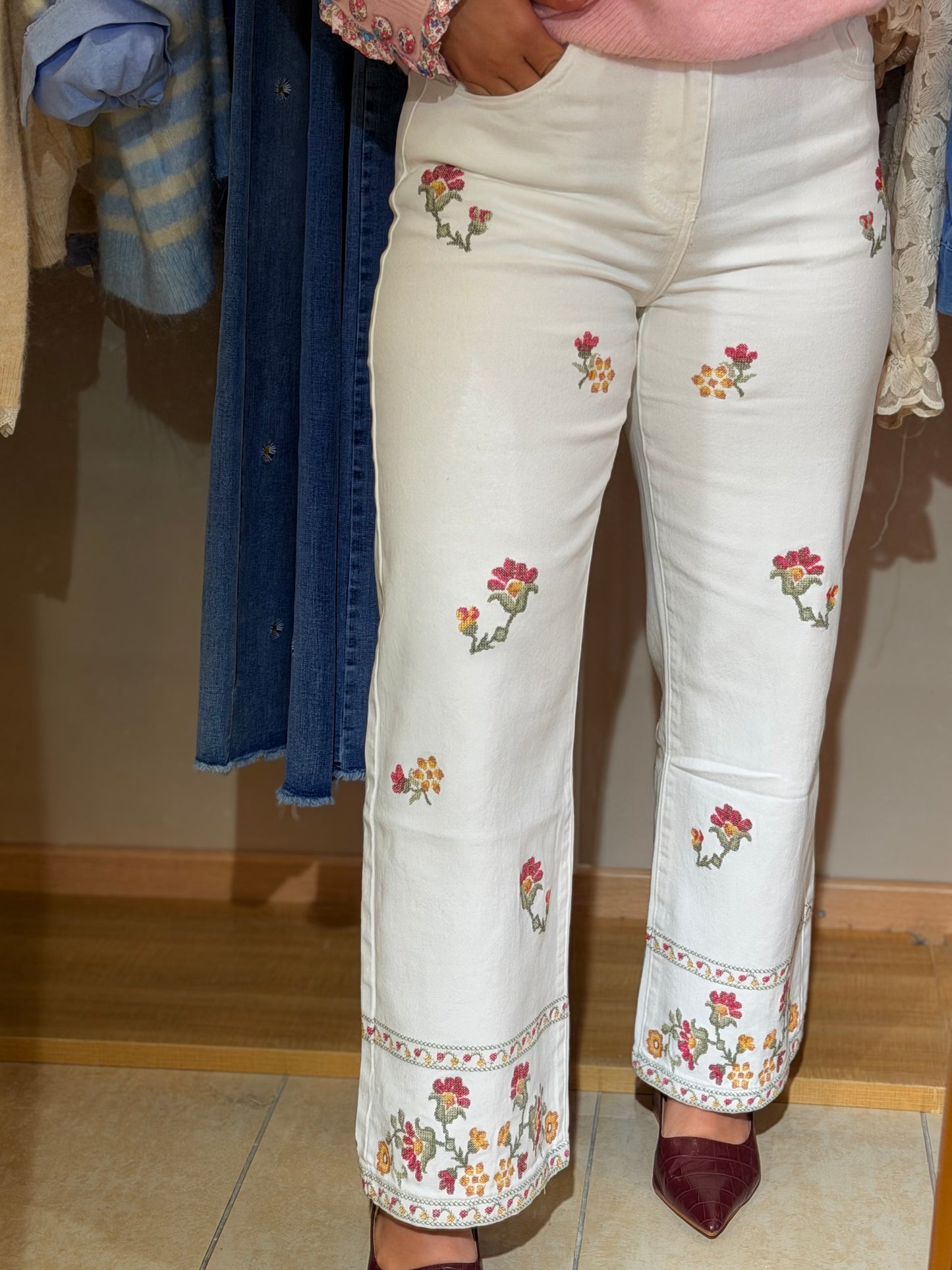 CALÇA BRANCA COM BORDADOS