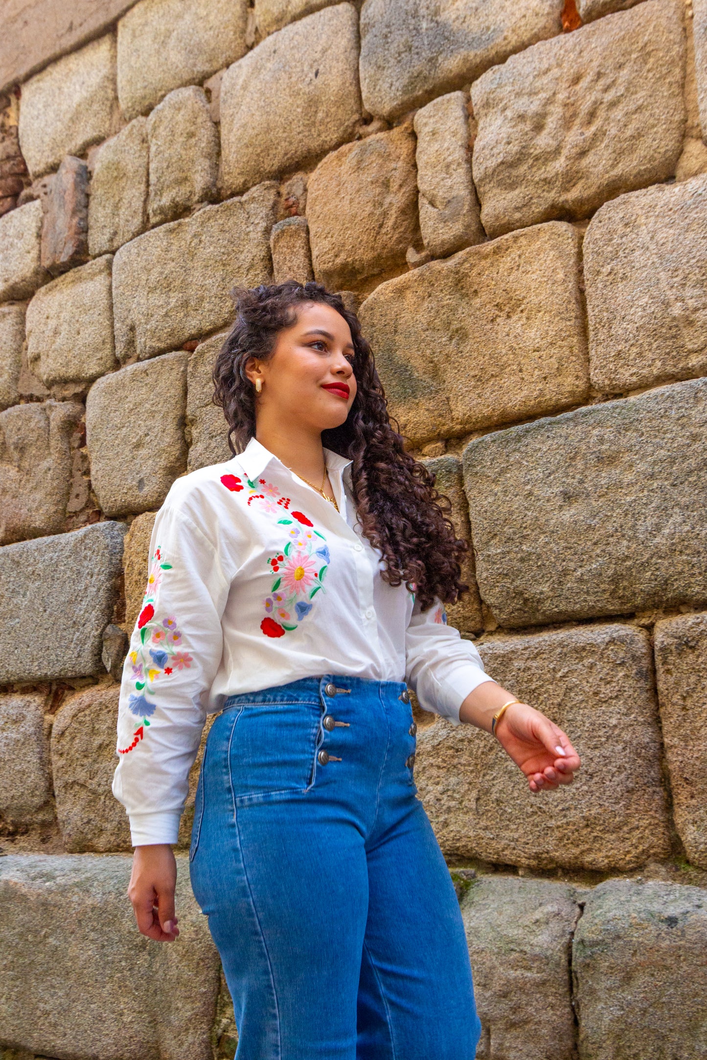CAMISA BRANCA COM BORDADOS