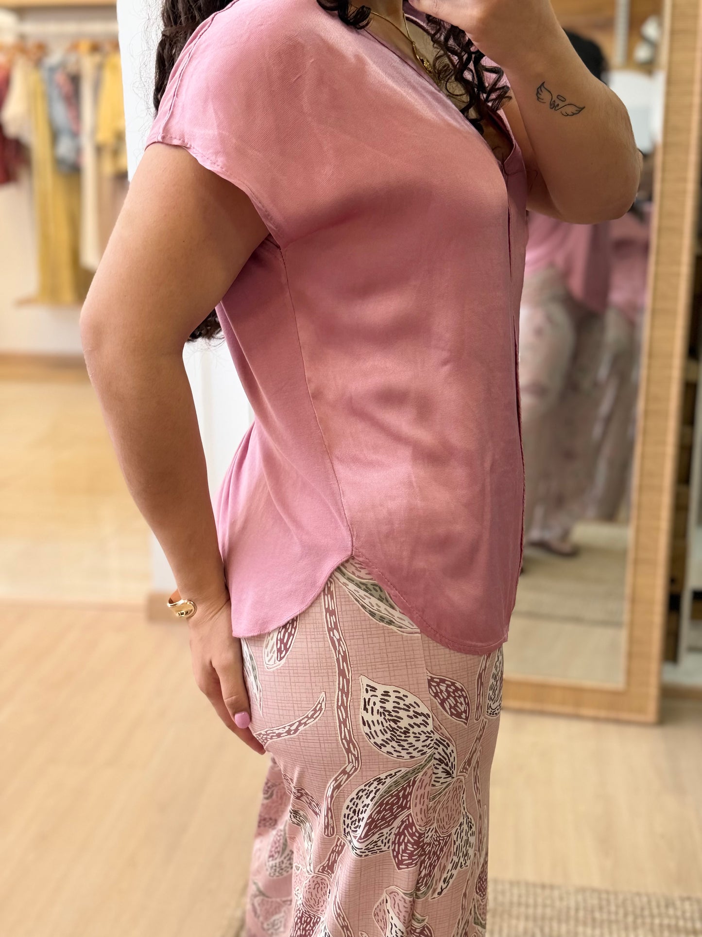 BLUSA ACETINADA EM V