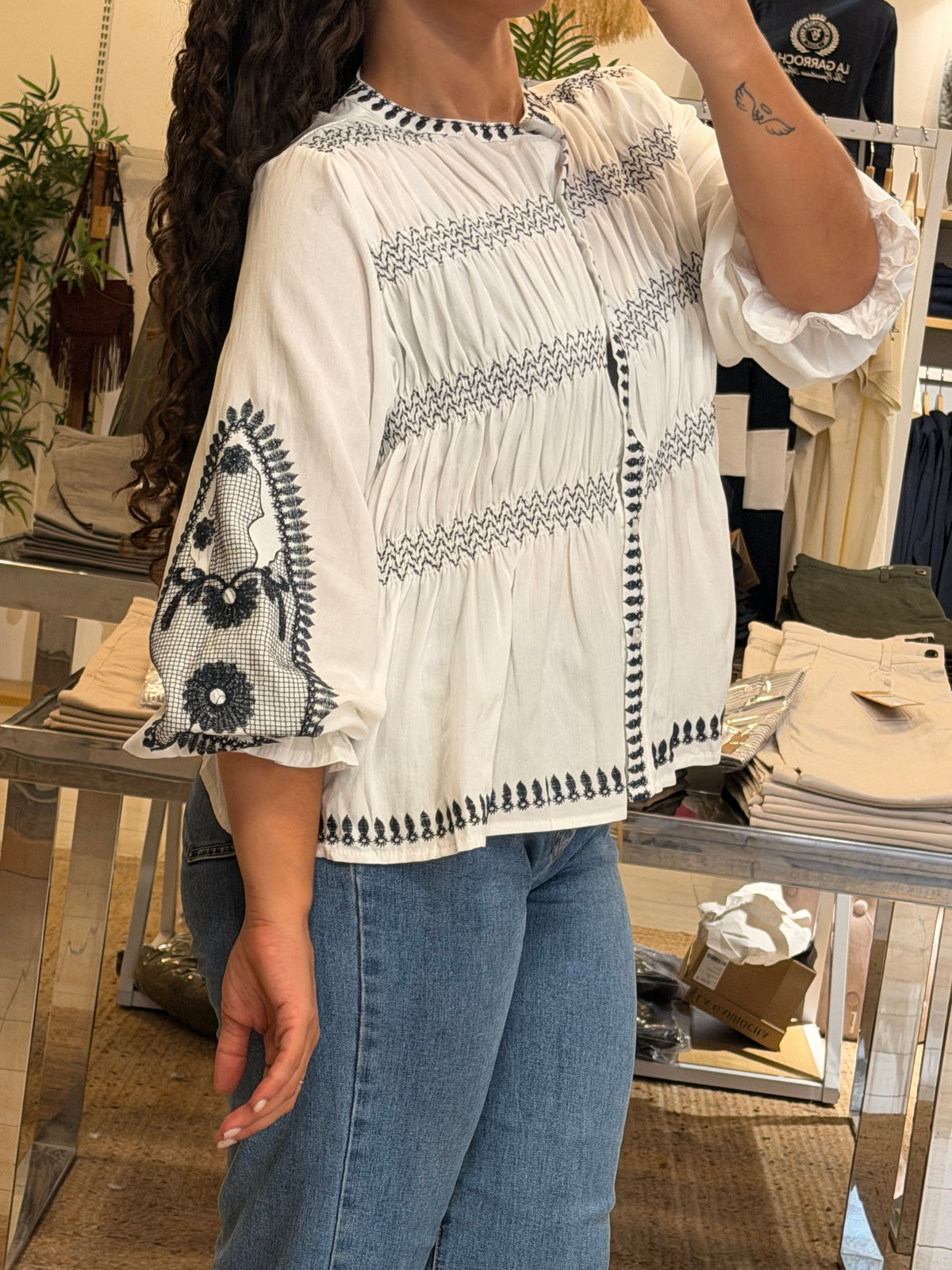 CAMISA FRANZIDA C BORDADOS