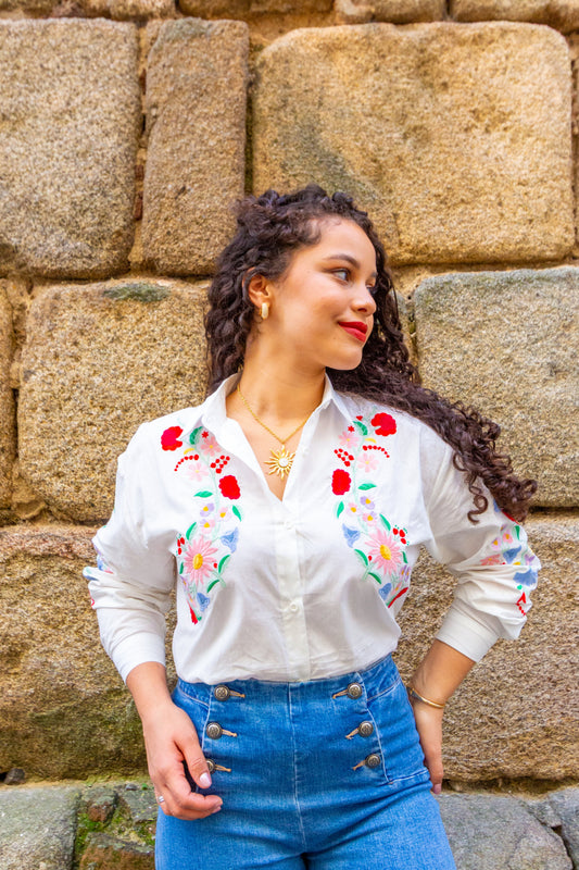 CAMISA BRANCA COM BORDADOS