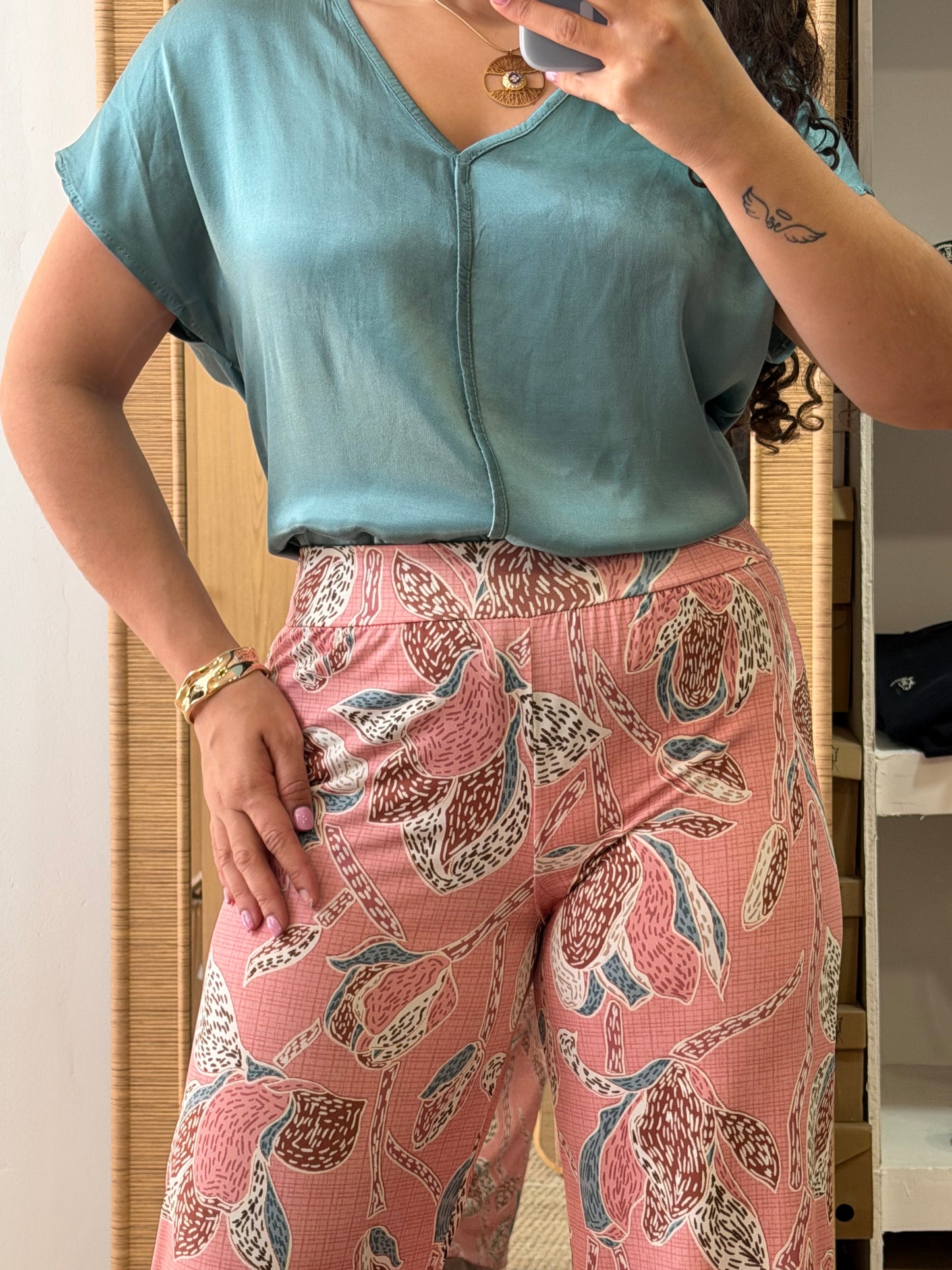 BLUSA ACETINADA EM V