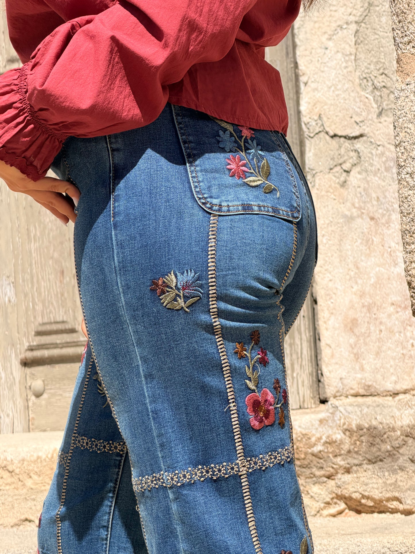 CALÇA FLORES BORDADAS