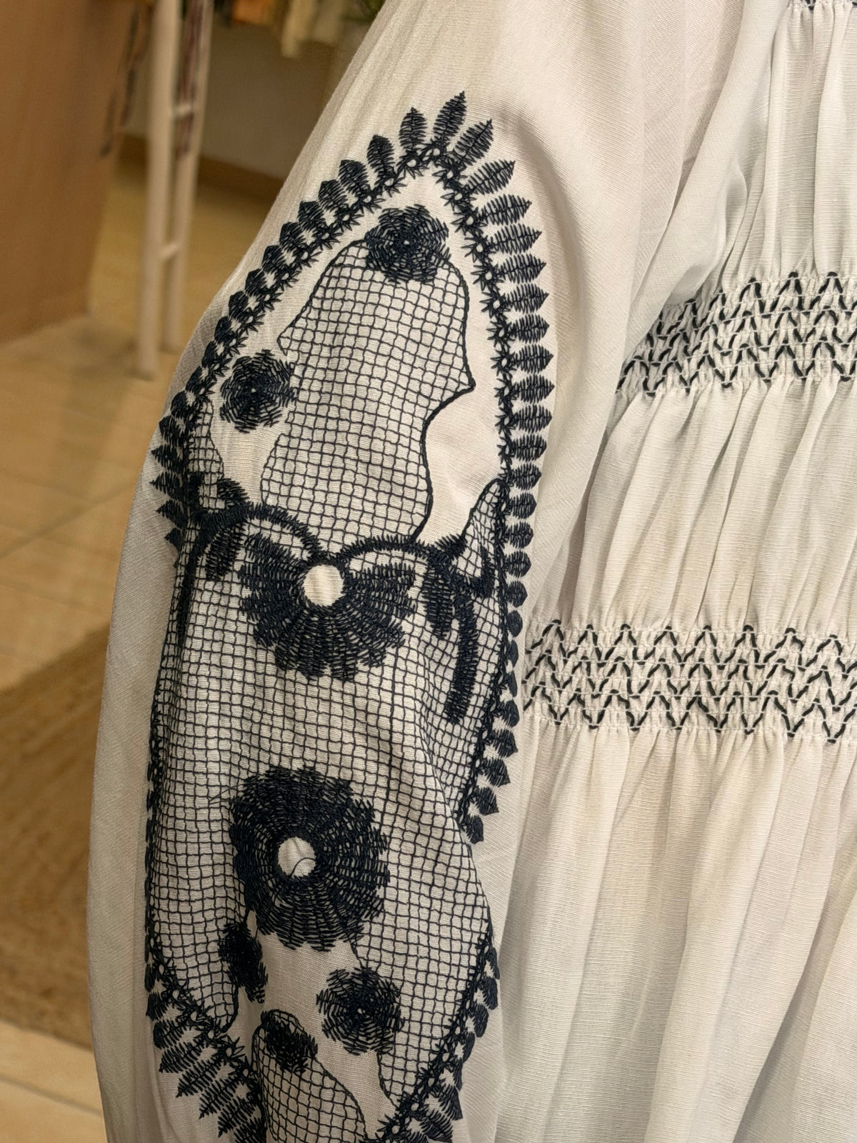 CAMISA FRANZIDA C BORDADOS