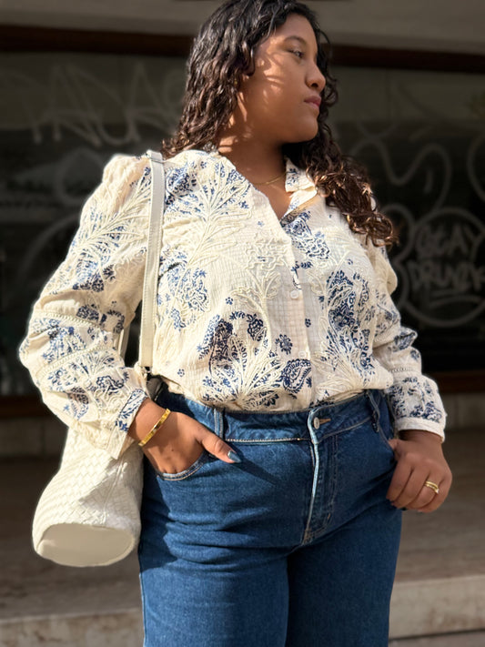 CAMISA COM BORDADOS
