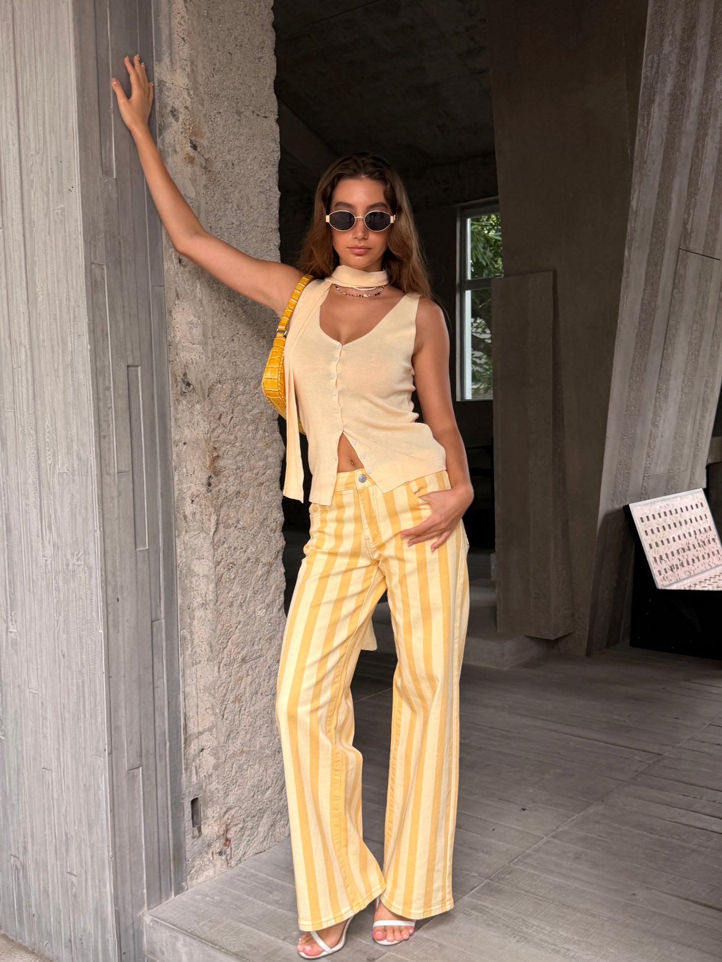 CALÇA RISCAS AMARELAS