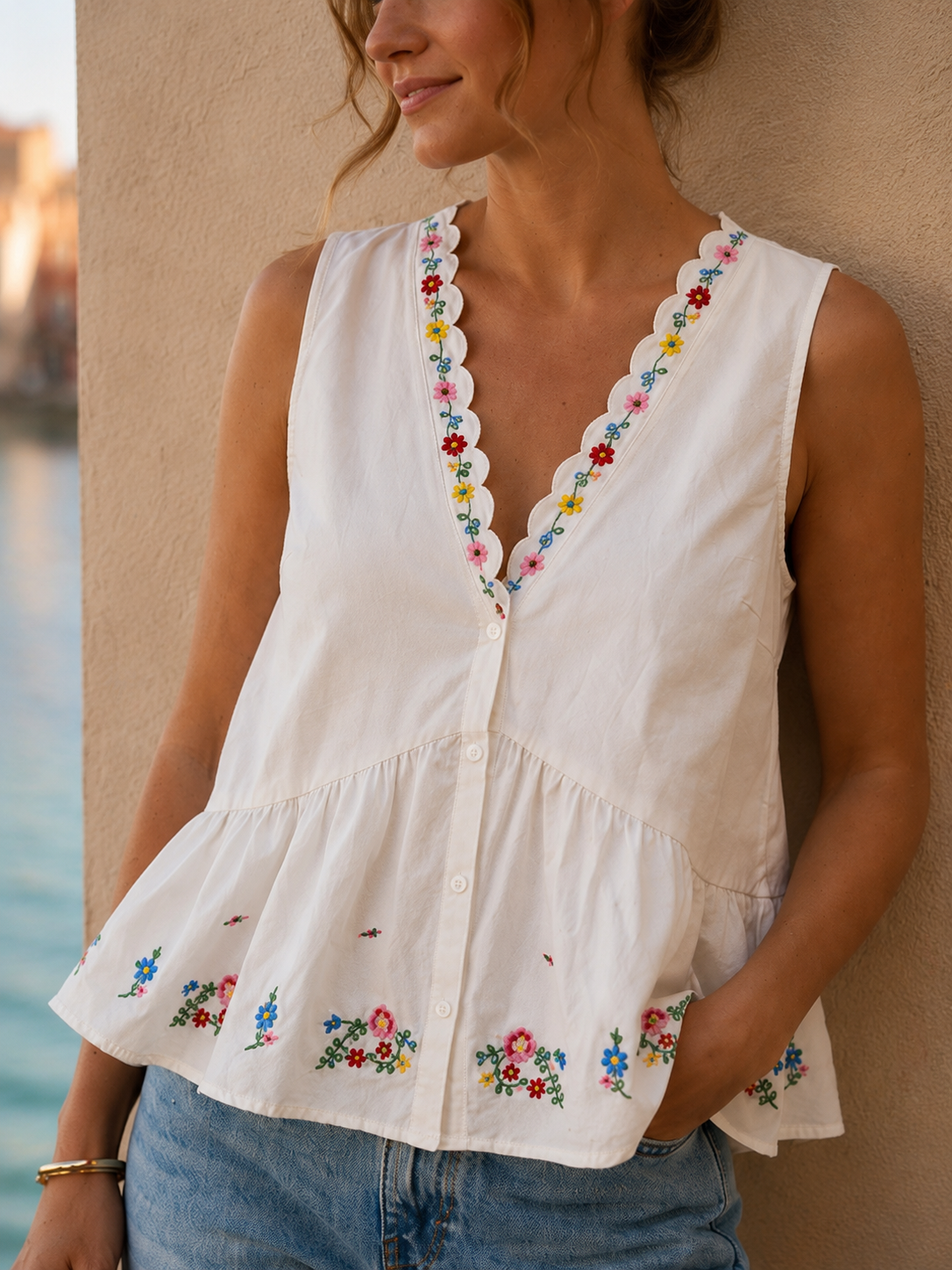 CAMISA COM BORDADOS FLORAIS