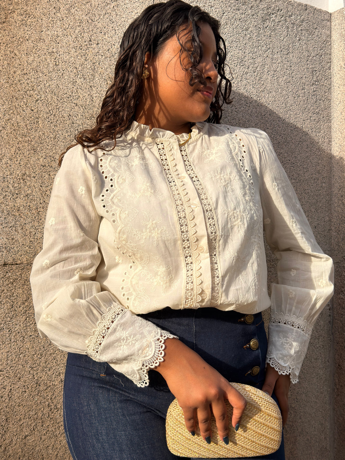 CAMISA BEGE COM BORDADOS