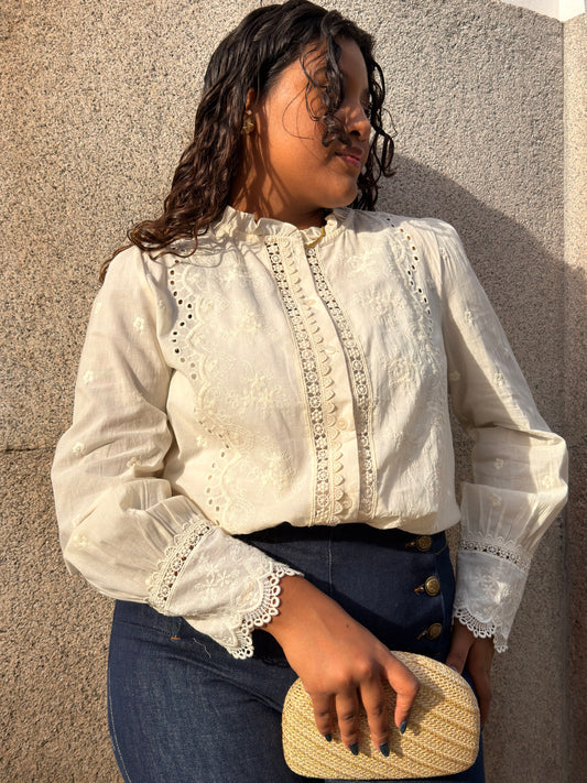 CAMISA BEGE COM BORDADOS