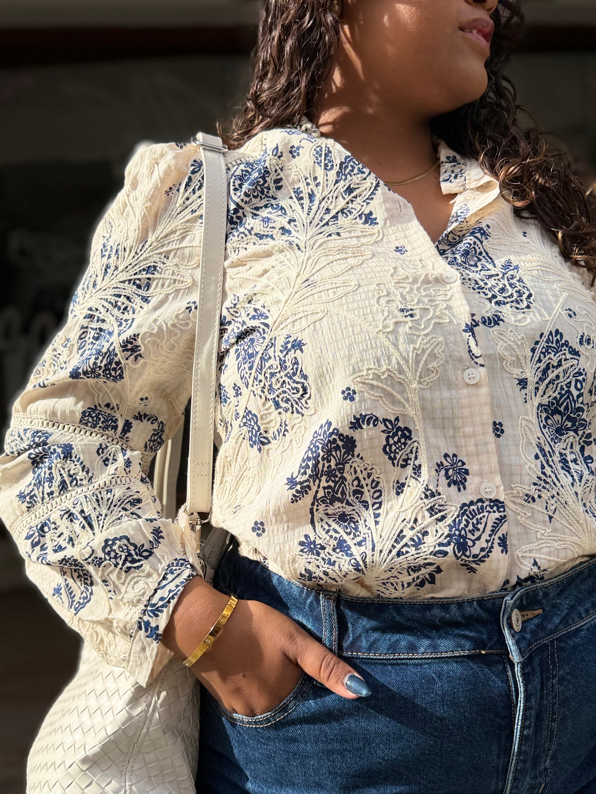 CAMISA COM BORDADOS