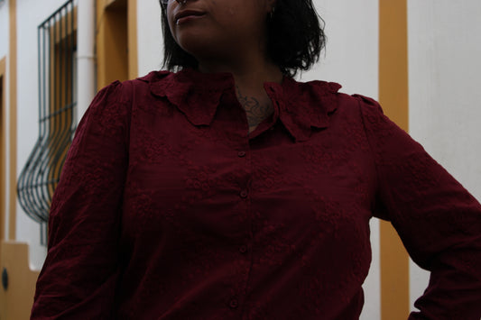 CAMISA BORDO BORDADA COM GOLA