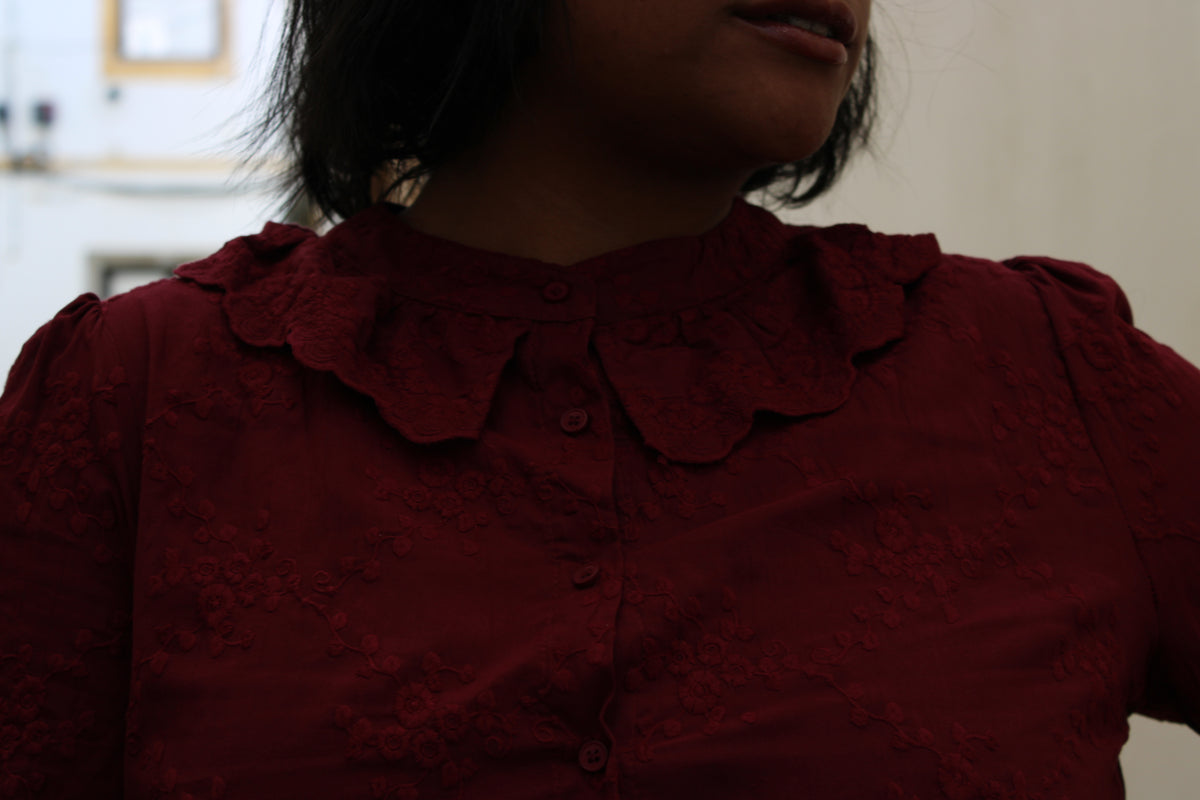 CAMISA BORDO BORDADA COM GOLA