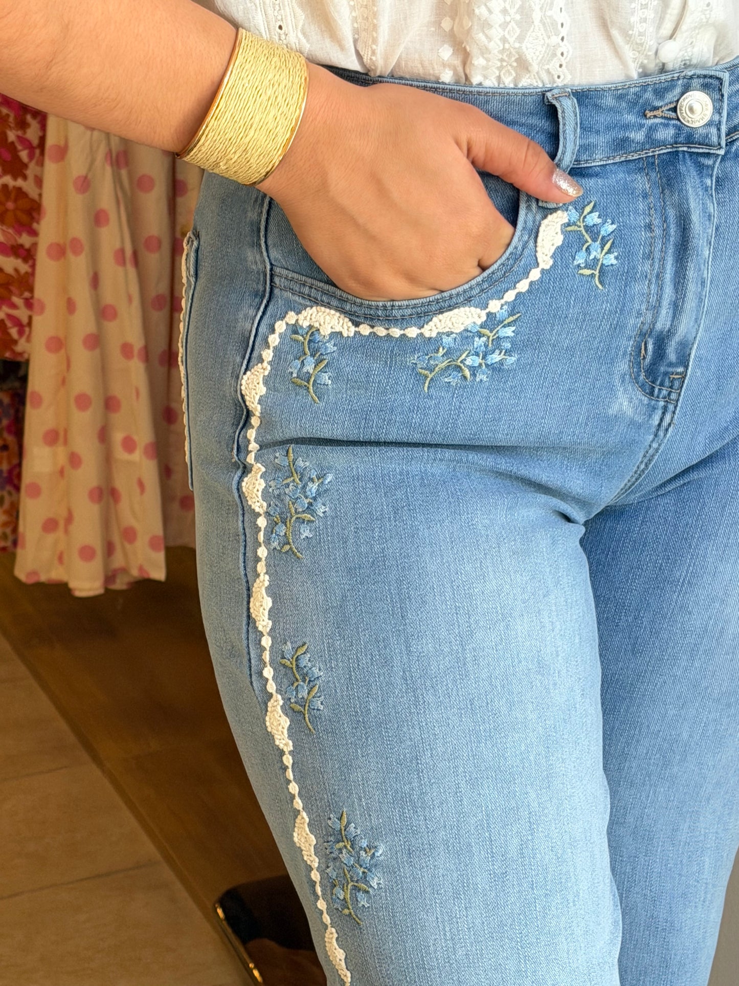 JEANS COM BORDADOS
