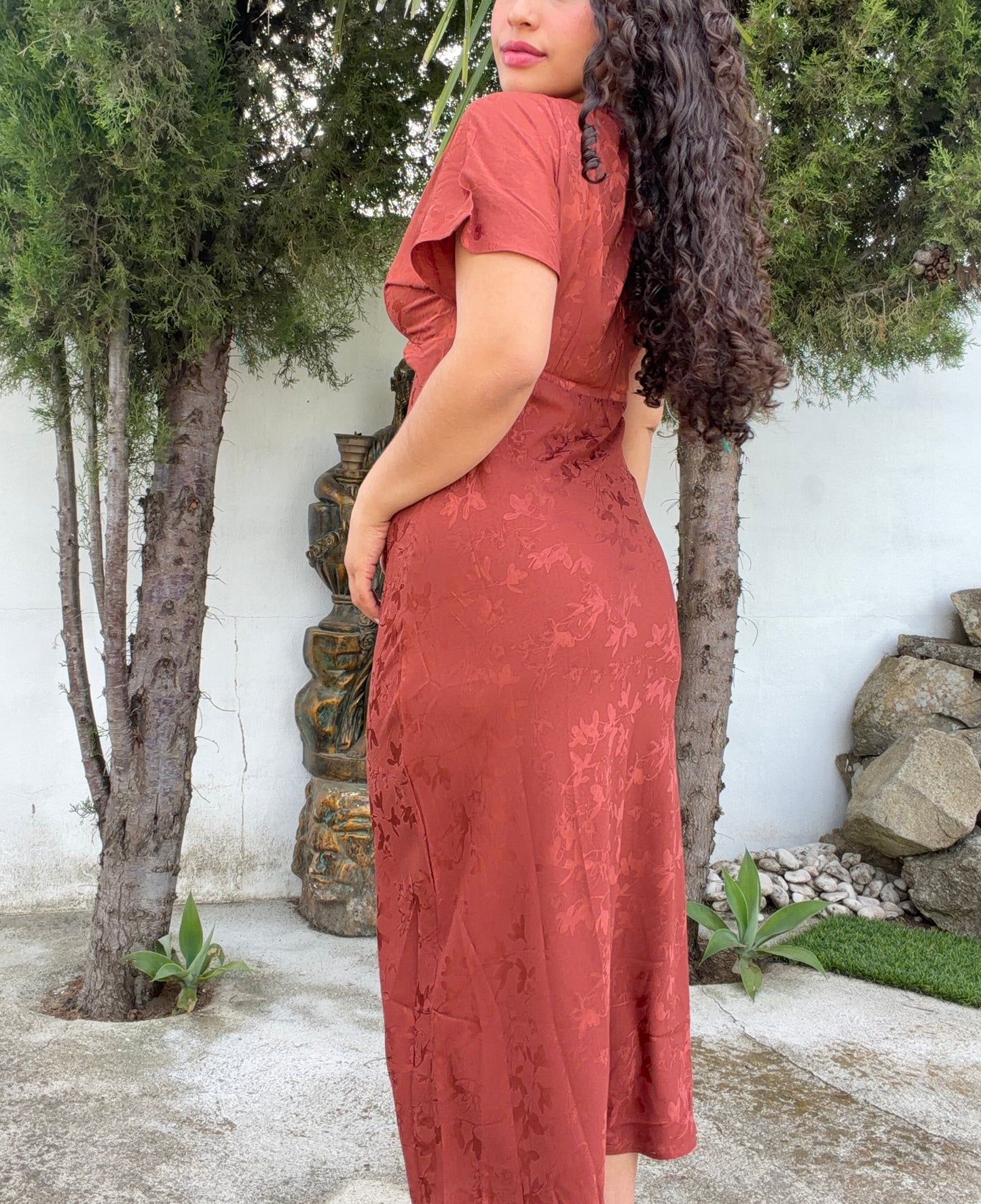 VESTIDO ACETINADO TEXTURA FLORAL