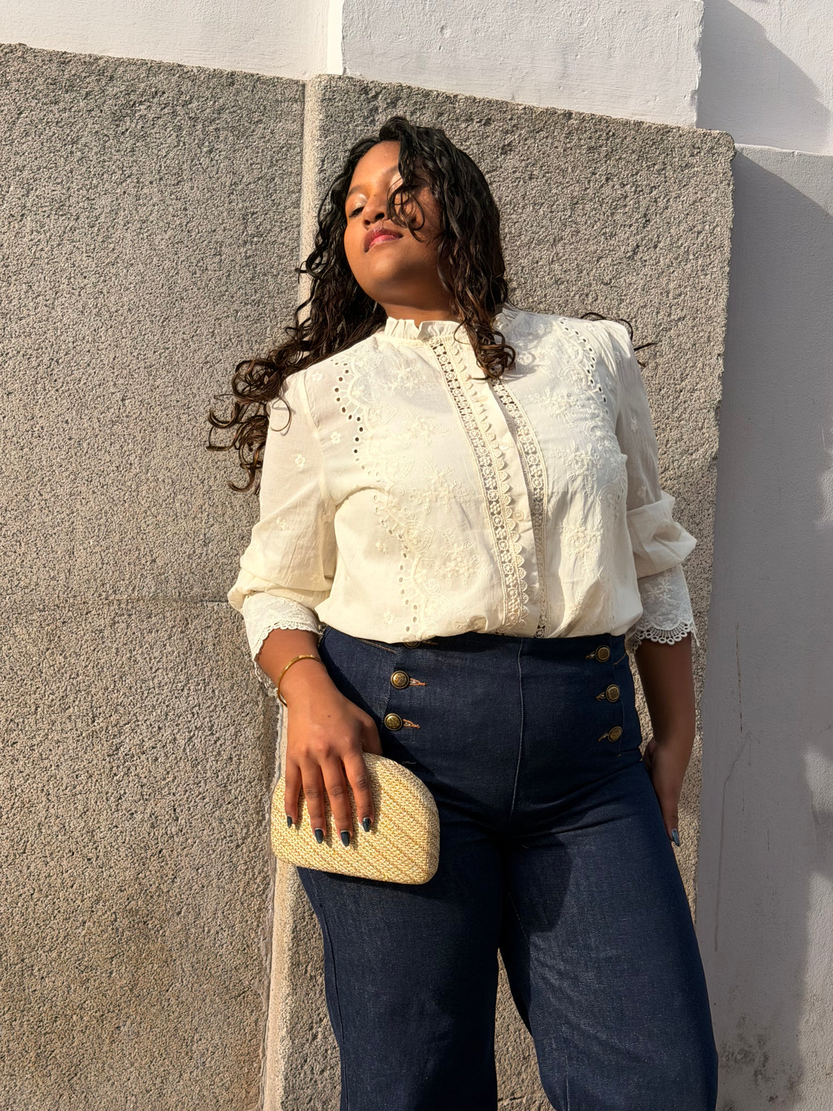 CAMISA BEGE COM BORDADOS