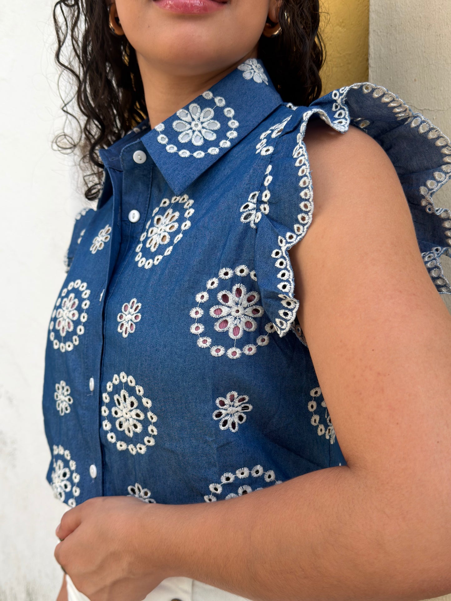 CAMISA AZUL COM BORDADOS
