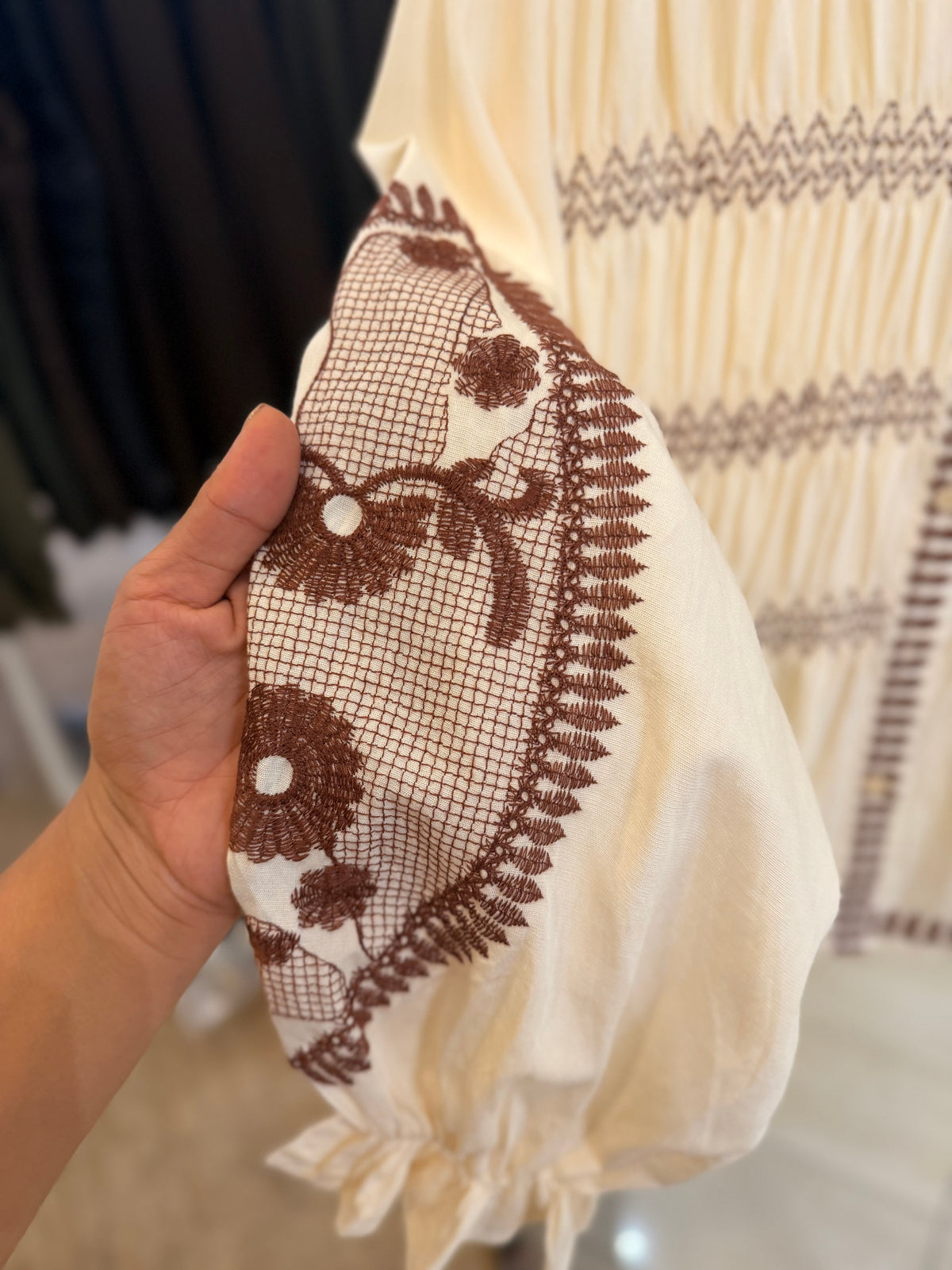 CAMISA FRANZIDA C BORDADOS